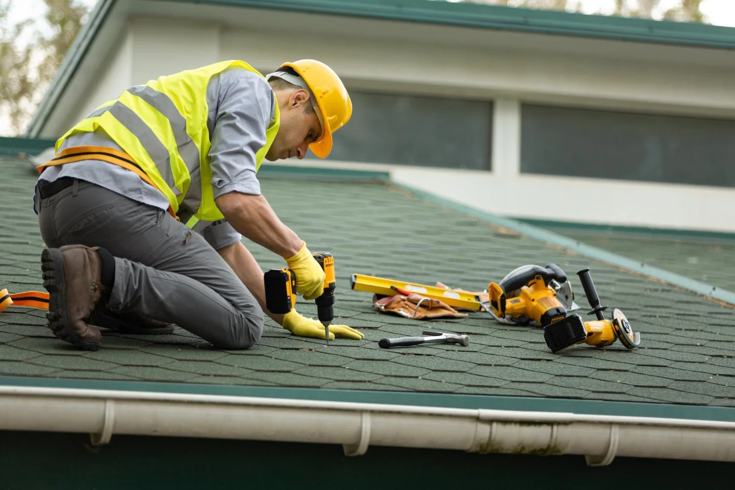 What Makes a Roofer Stand Out? Four Must-Have Qualities