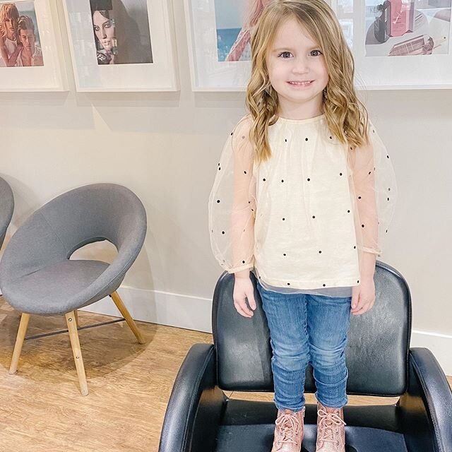 It's no secret that we LOVE our little guests💕⁠⠀
⁠⠀
Many of our guests who are currently in their 20's saw Tiffany when they were this little. ⁠⠀
⁠⠀
Meet Sarah, she giggles the whole time she's getting her haircut and just after this picture was tak