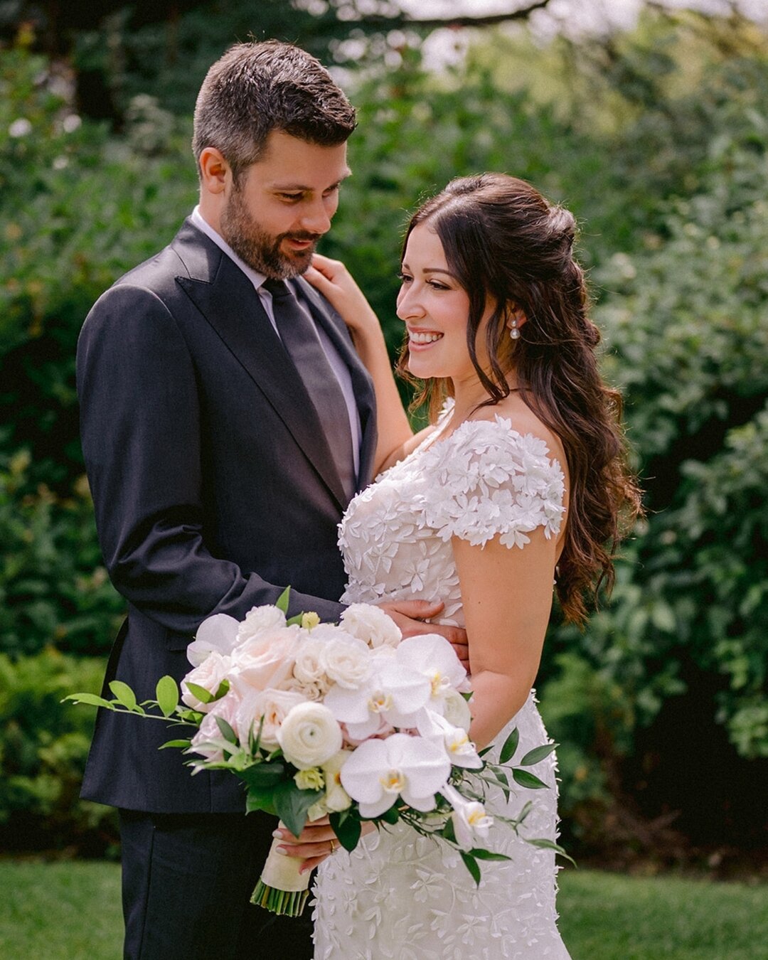 Rachel &amp; Ross 🤍

Photo: @izabelarachwalweddings
Florals: @beyond_flowers

#weddingphotos #weddingportraits #weddingplanning #winnipegweddings #winnipegweddingplanner