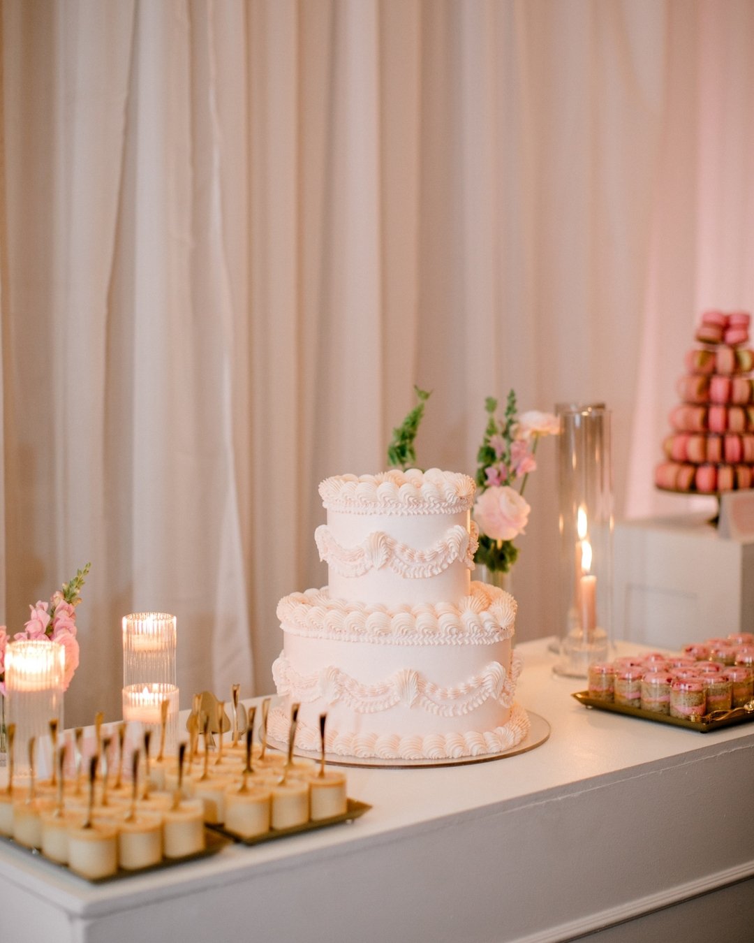 Dessert table of dreams for Ally &amp; Eddy.

Photo: @brittanymahood
Florals: @stonehouseweddings
Dessert: @jennaraecakes
Pillars: @creatingascene_wpg
Draping: @plannedperfectly

#weddingtrends #2024weddingtrends #weddingcake #weddingcakes #weddingde