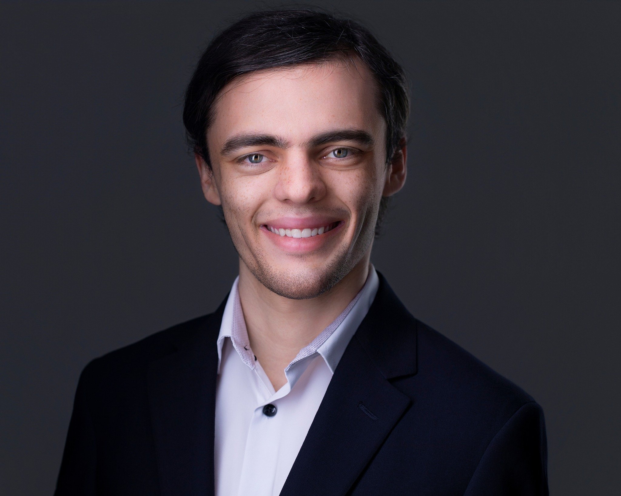 Your headshot should work wherever your career takes you.

A professional image builds trust and confidence before you ever speak.
And when you&rsquo;re entering a competitive field like tech, presence matters.

Two strong looks:
▪️one warm and appro