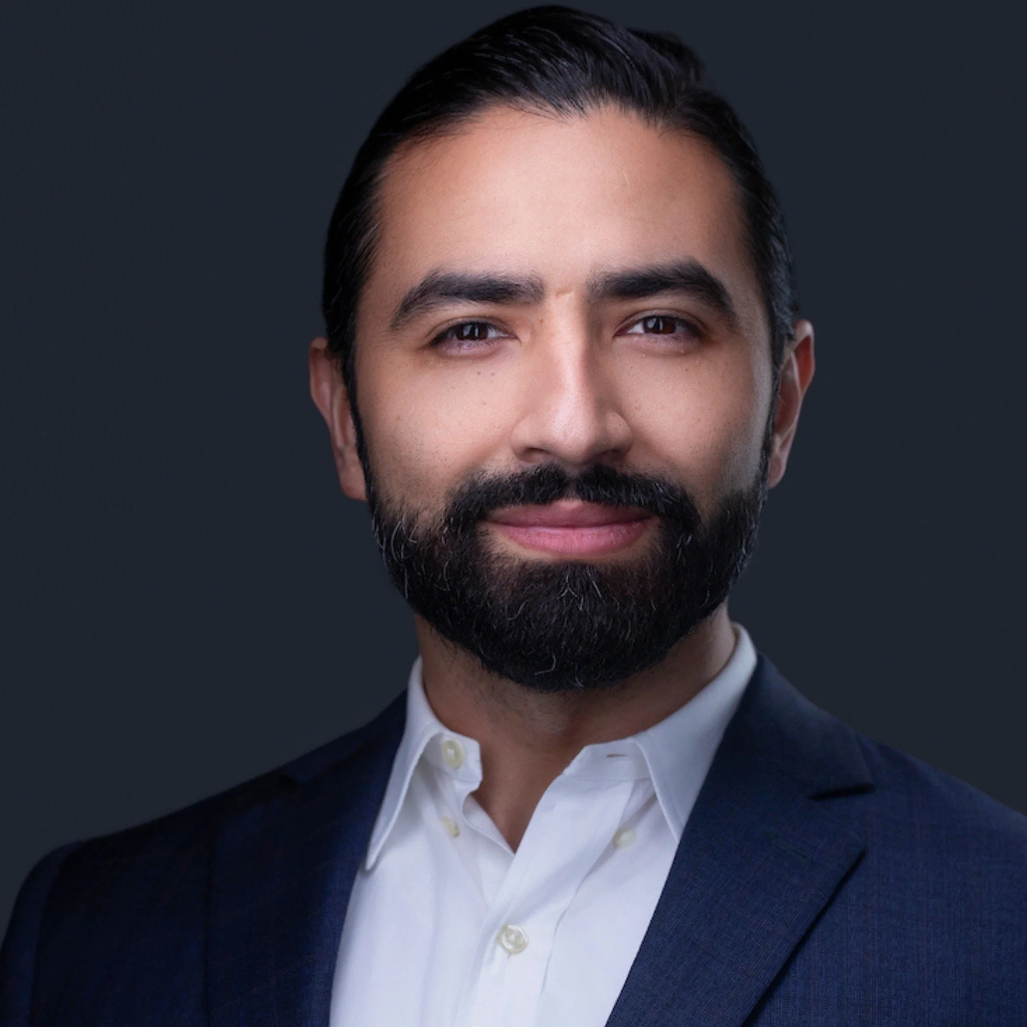 The Psychology of Trust in Headshots

People form impressions in seconds.
Often before they read your bio or hear you speak.

Psychologist Alexander Todorov of Princeton University found that we judge trustworthiness from a face almost instantly.

Sm