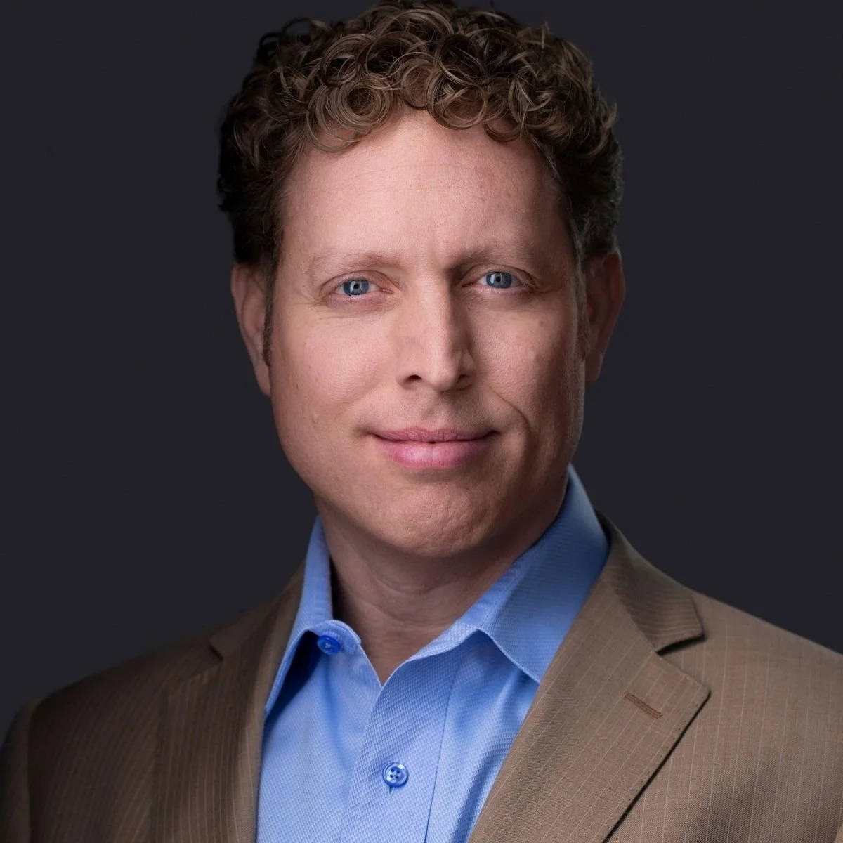 What Hiring Managers Really Mean by &ldquo;Executive Presence&rdquo;

Executive presence is not about looking powerful; it is about:

➡It&rsquo;s about looking composed.
➡A relaxed, confident expression.
➡Grounded posture.
➡Natural eye contact.

In t