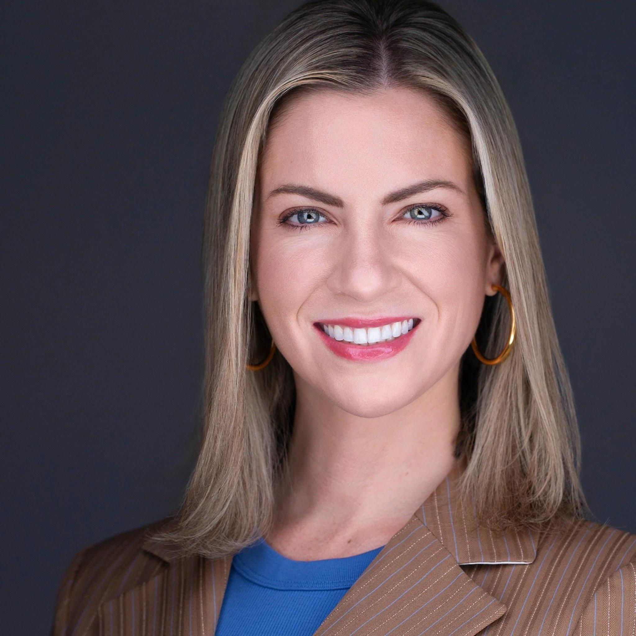 Most people don&rsquo;t like photos of themselves. Usually, it&rsquo;s one small thing they focus on&hellip; and try to hide it. That tension shows.

With the right guidance, that changes.

When you feel comfortable, it shows.

What do you notice fir