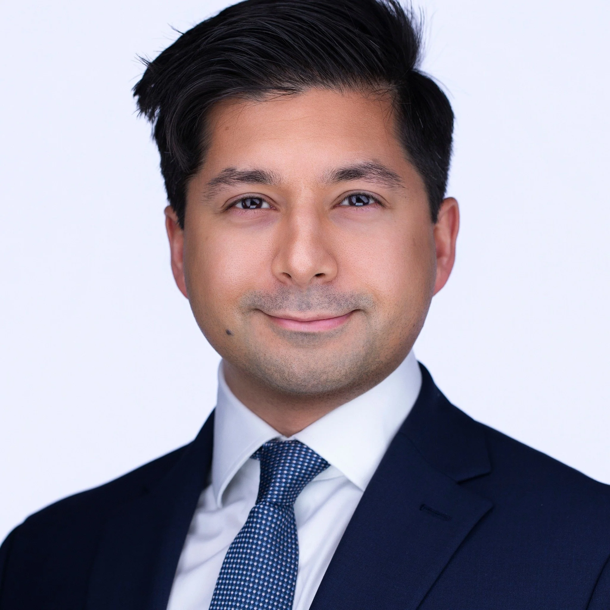 Is Your Headshot the Homepage of Your Personal Brand?

Just like a homepage shapes how people experience a brand, your photo quietly communicates:

➤ confidence
➤ credibility
➤ relevance
➤ presence

That&rsquo;s why a headshot should evolve as you do