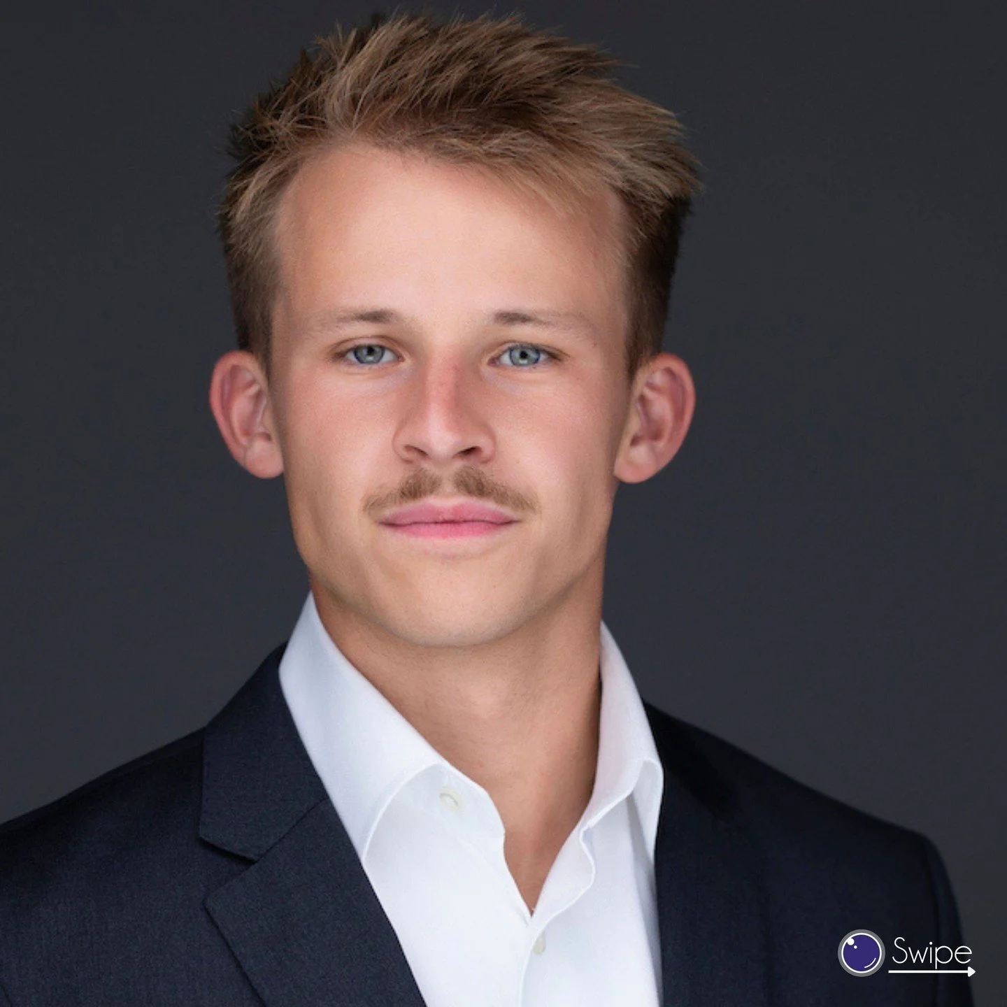 Executive presence is not just about looking confident.

The strongest portraits balance authority + approachability.

Which expression feels strongest to you: 1, 2, or 3?

#ExecutivePresence #ProfessionalBranding #Headshots #DallasProfessionals