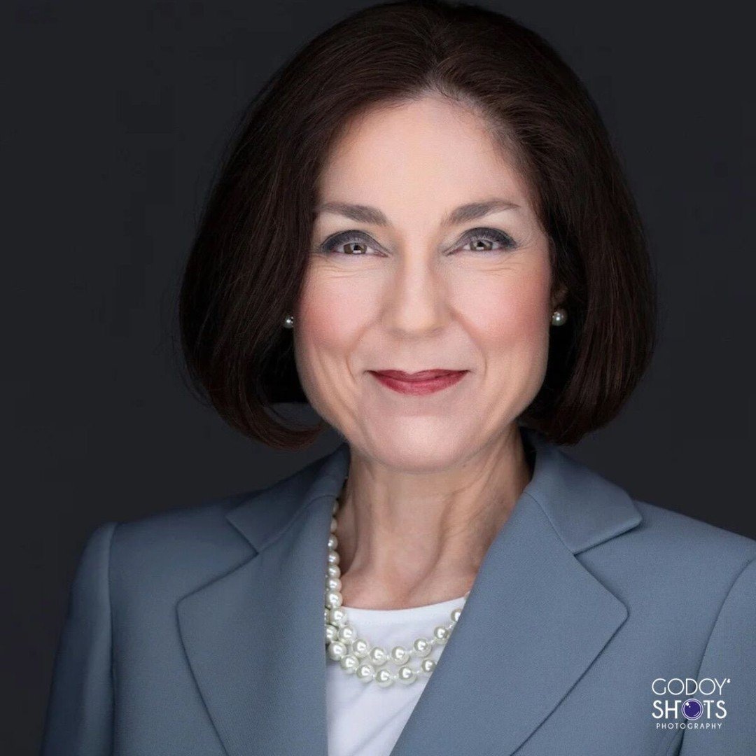 𝗦𝗼𝗺𝗲𝘁𝗶𝗺𝗲𝘀, 𝘆𝗼𝘂 𝗻𝗲𝗲𝗱 𝘁𝗵𝗲 𝗳𝘂𝗹𝗹 𝗿𝗮𝗻𝗴𝗲.

A strong professional portrait comes from the combination of lighting, composition, body language, and expression.

And small changes can communicate something very different:
✦ Confide