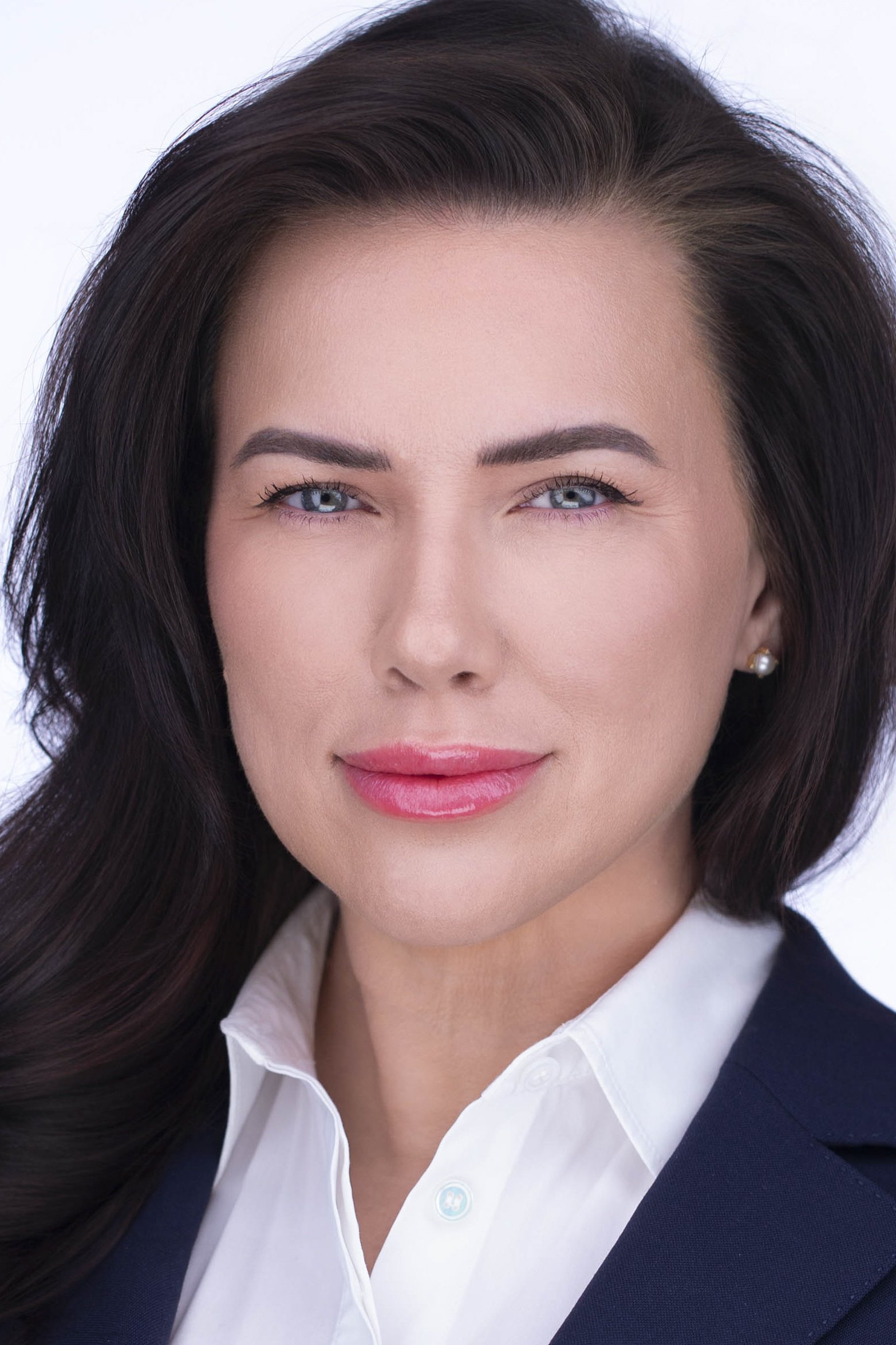 Professional headshot Dallas, TX, with natural expression coaching to create a clean, modern look for business and executive profiles.