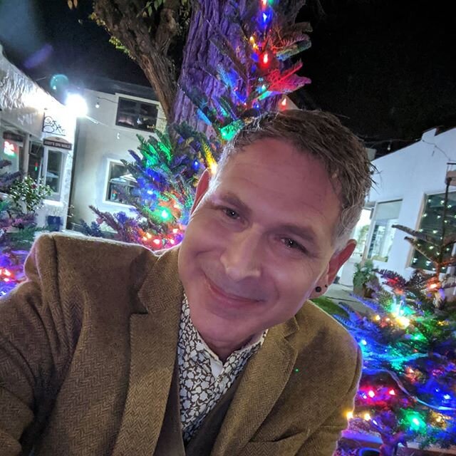 **Happy Holidays All💚❤️🙂 #merryxmas #christmaslights #holidaycheer #dapperdan #campbellave  #inthespirit #glazedeyes #goodbuzz #heehee #hoho