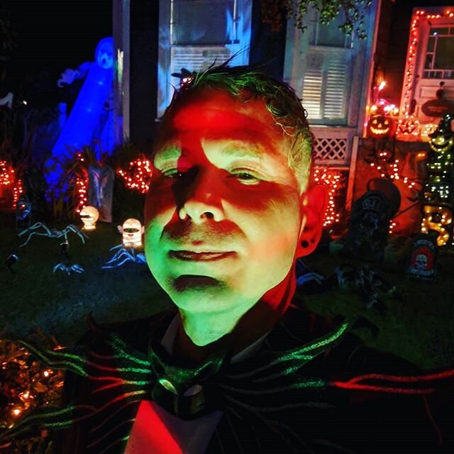 This is Halloween... 🎃

#halloweentime #losgatoshome #spookylights #frightnight #eek #halloweendecorations #imback