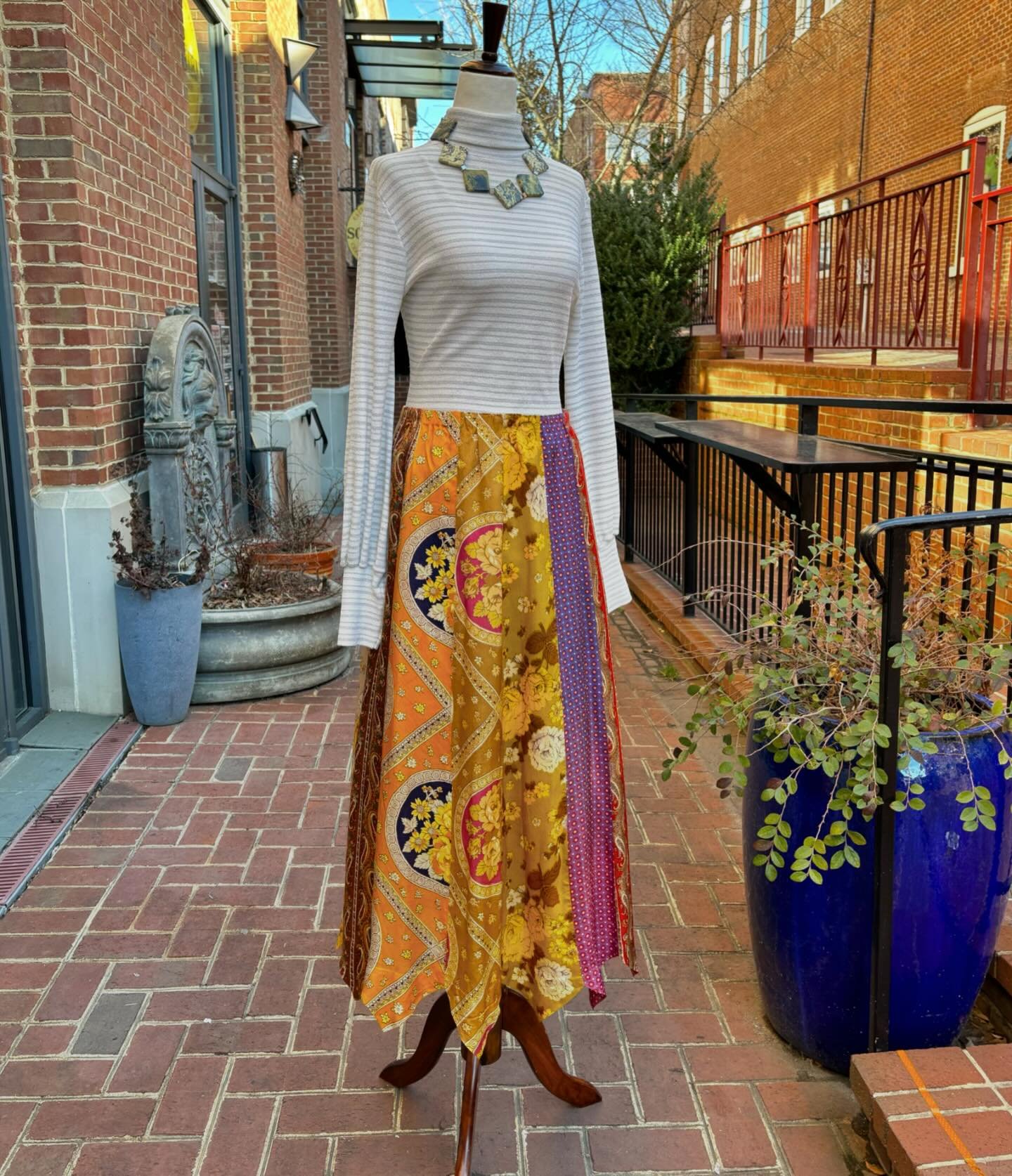 🌿🐌🍇1960s Elastic Waist Silk Scarf Maxi Skirt with Half Lining🌿🐌🍇 May be styled as a dress!!💃💃
&bull;
&bull;
&bull;30&rsquo;&rsquo;W🌼
&bull;
&bull;$77💛
&bull;
&bull;
#shopvintage #shopsmall #smallbusiness #charlottesville #shopvintagesavethe