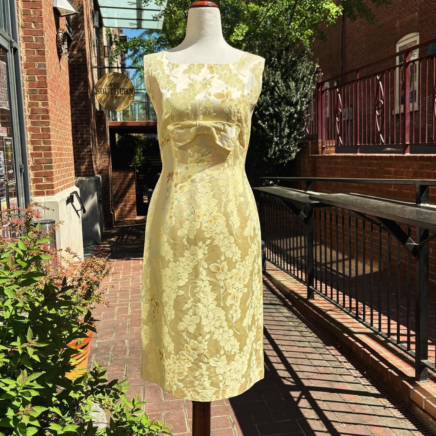 🌿🌼🌿1950s silk yellow dogwood dress with bow and beautiful flattering details 🌿🌼 I love handmade vintage. Everyone was some level of a seamstress then, they made their clothing to last. Fast fashion was not a thing. They were beautiful and one of