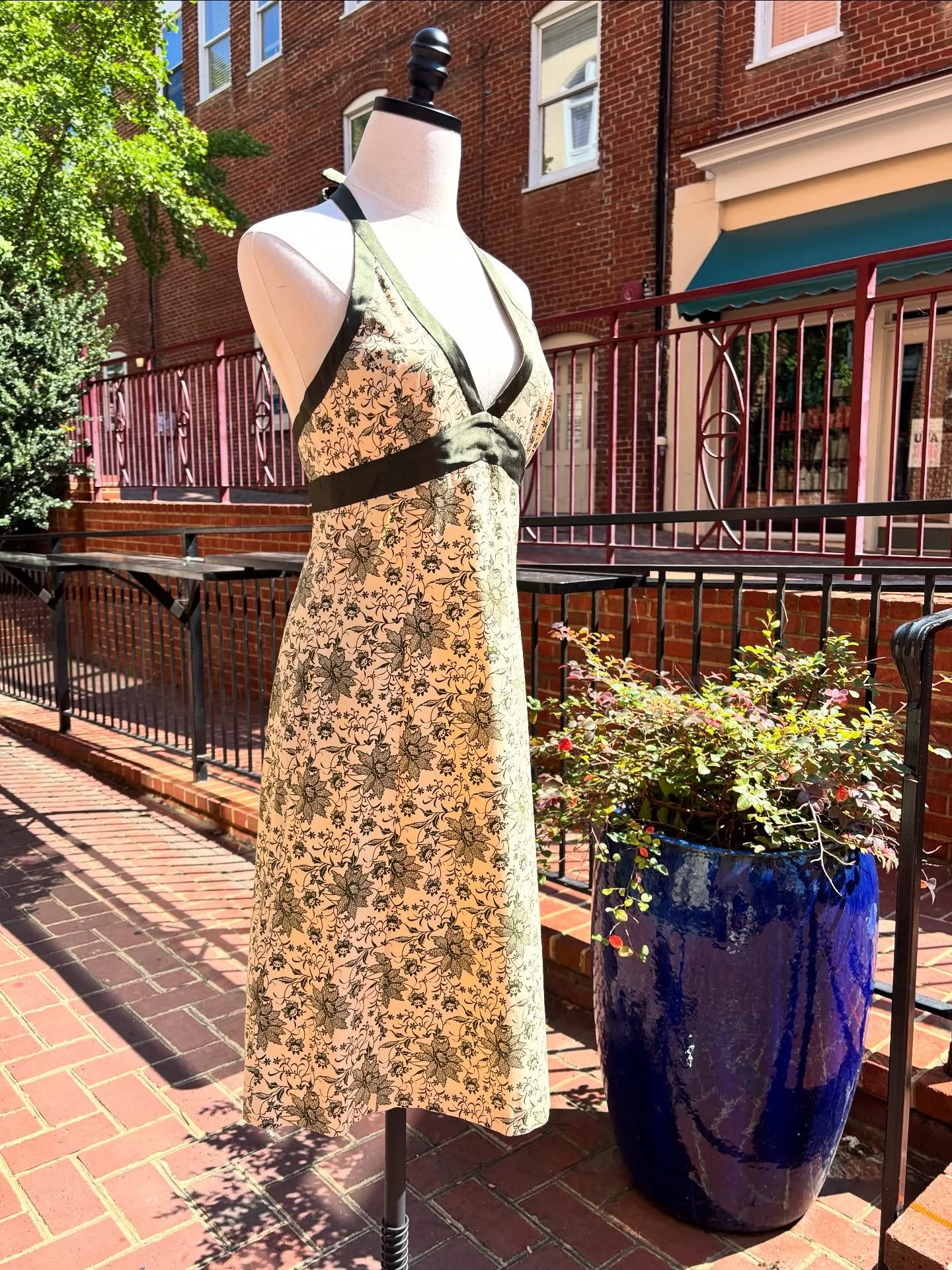 🌿🍂Early 90s Susana Monaco 🌿Green silk trimmed halter neck dress, perfect color palette for fall 🍂🌿
..
🏷️ sz 6ish / Sold right after to took pics 🍂❤️
..
Again, so much good vintage hitting the floor this month, come on in! 
..
..
..
..
#vintage