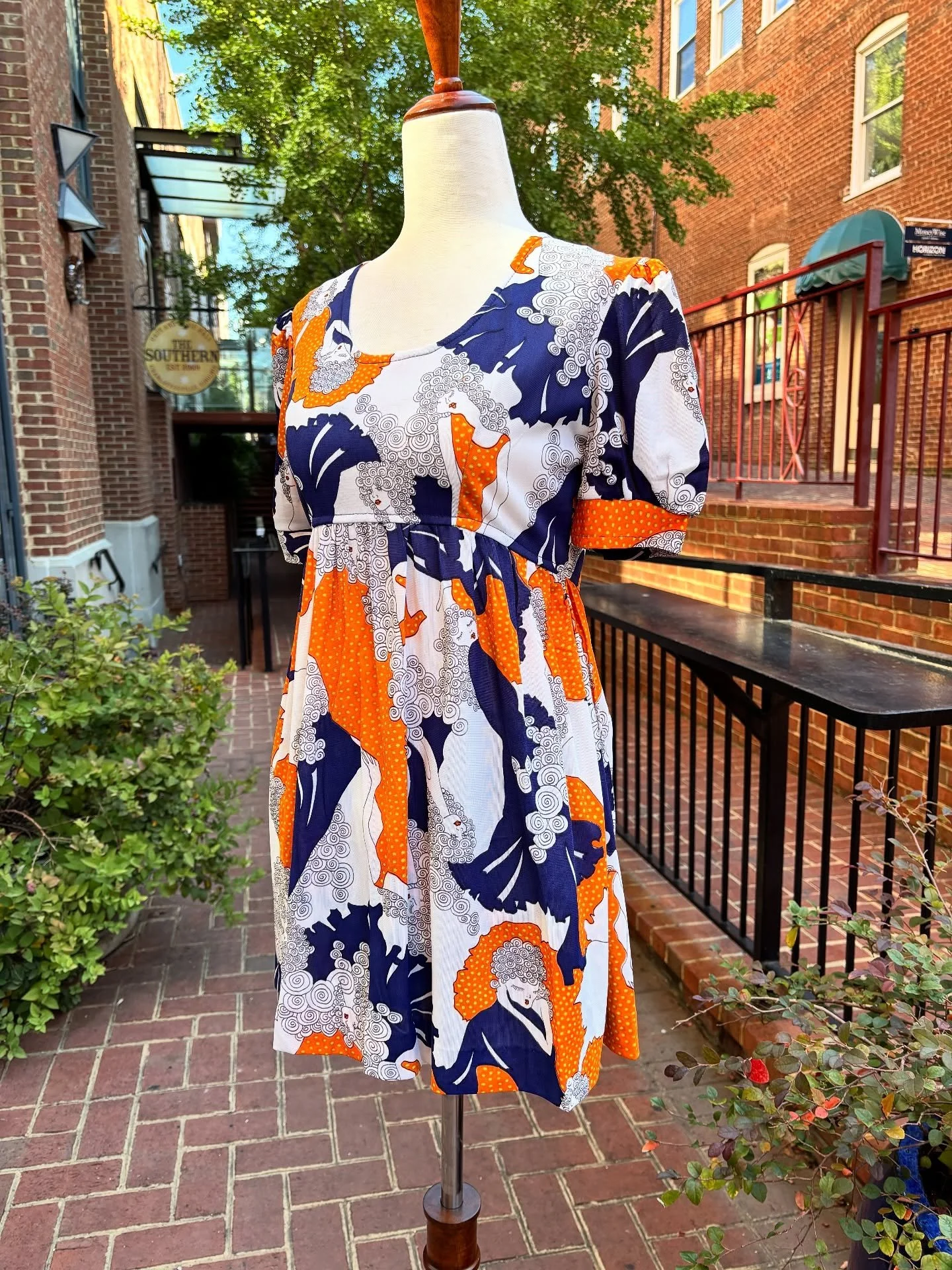 🦋🧡 1960s Mod micro mini dress with hot pants. 🌀 Super fun novelty design with swirls, dots, and fashionable little ladies! 🧡🦋
..
🏷️ Small/XS - $88
📫 $8 shipping
..
..
..
..
..
#vintage #vintagefashion #mod #modfashion #modstyle #1960style #196
