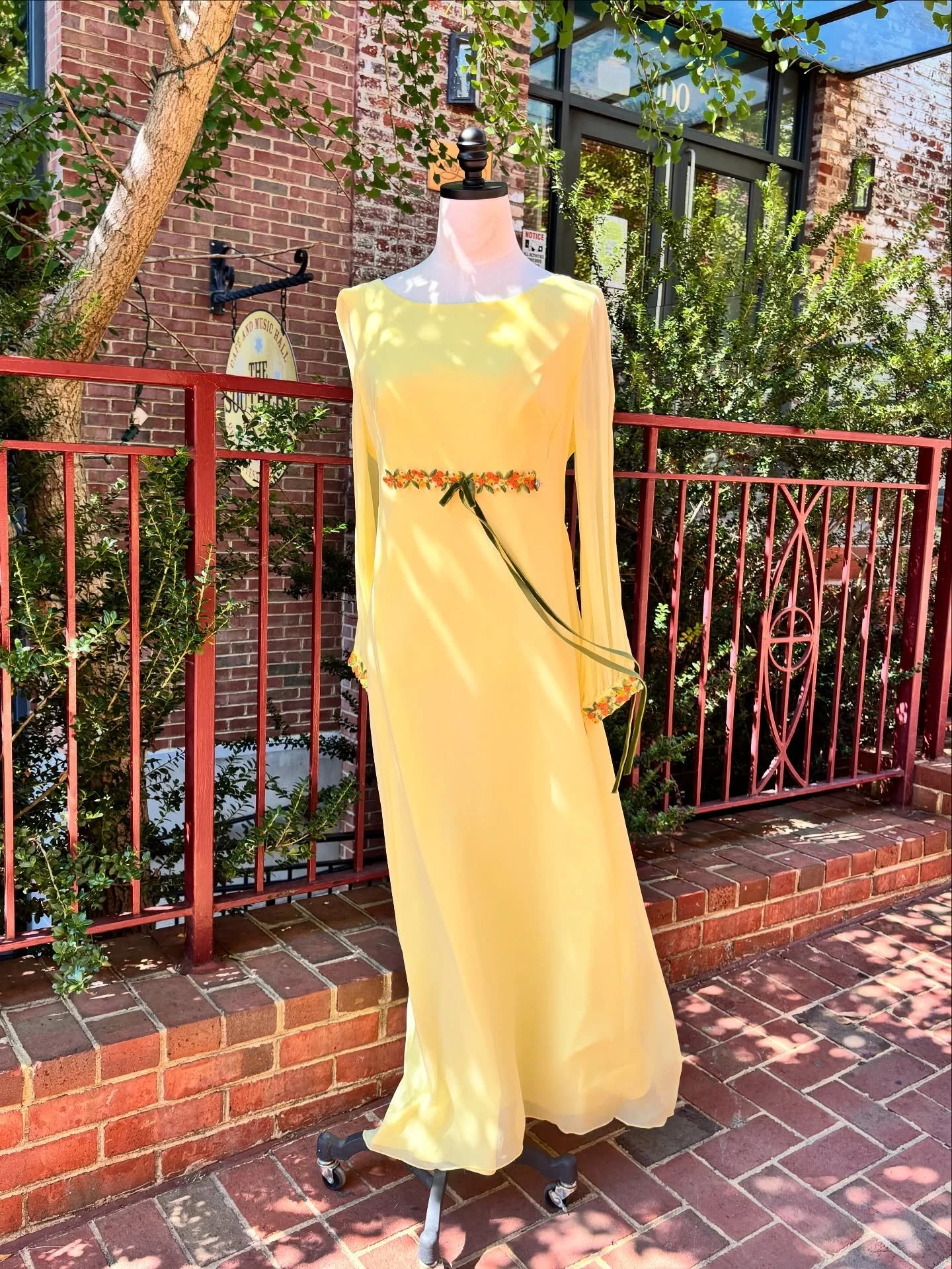 🌼🍋Vintage 1960s Yellow Chiffon Gown with Beautiful Autumn Floral Trim! Perfect for an Autumn Wedding or Formal Event! 💛🌻 
..
Originally Worn in a 1964 Wedding as a Bridesmaid Gown!
..
🏷️30&rdquo;W - $79
📫$10 shipping 
..
..
..
..
..
#vintage #v