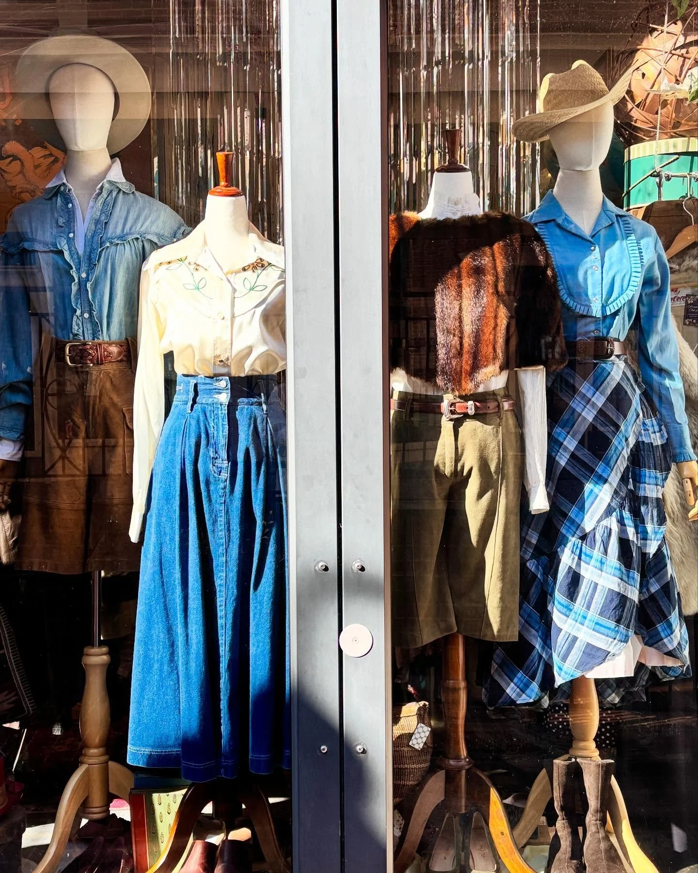 🪵🍁🦋This Weeks Window Refresh 🦋🍁🪵
..
..
#ralphlauren #valentino #designervintage 
..
..
..
#shopvintage #vintageralphlauren #vintagevalentino #shopdesigner #designerfashion #fashion #ranchwear #westernwear #denim #suede #leather #leathershorts #