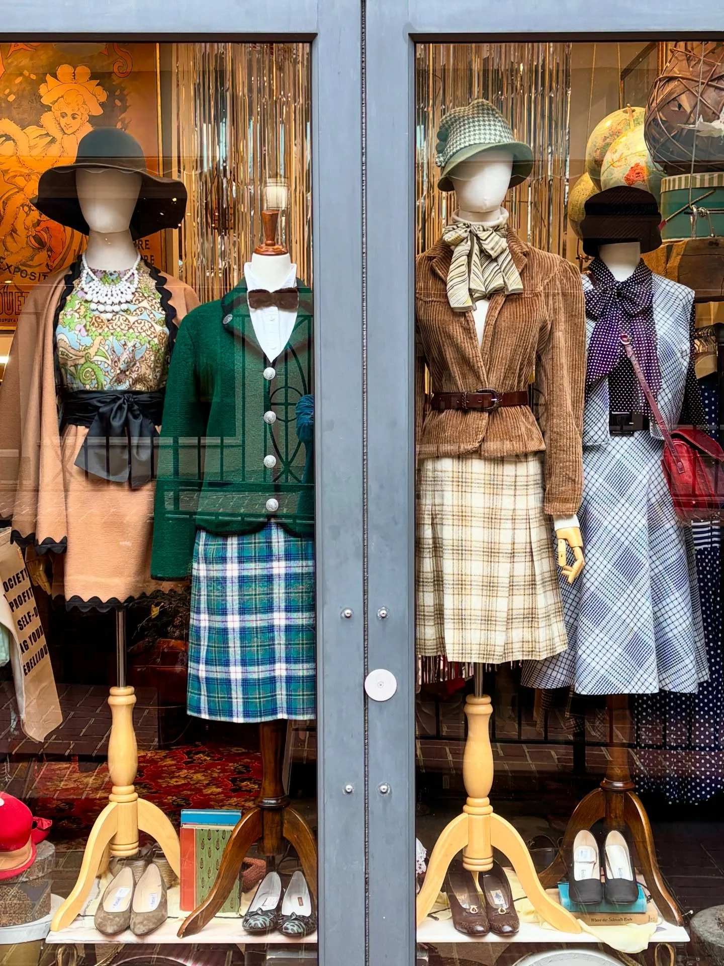 📚🍂This Week&rsquo;s Window Refresh!🍂📚
..
..
..
..
..
#pendletoncoat #pendletoncoats #pendleton #pendletonwool #academia #darkacademia #vintagependleton #vintageacademia #schooluniform #lightacademiafashion #vintagehats #plaidskirt #vintageskirt #