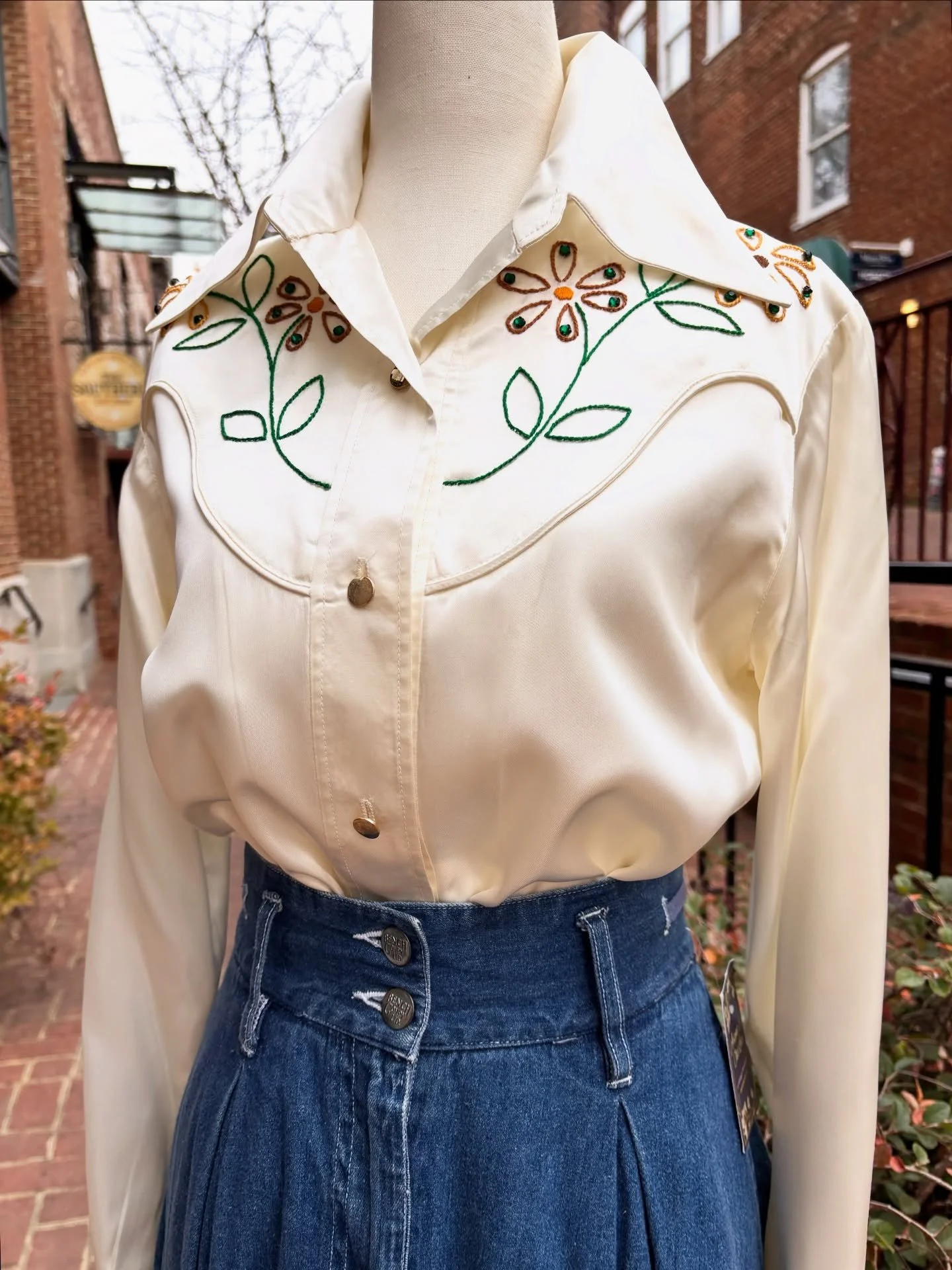💫🌿1970s Tailor made white satin western wear w. hand embroidered flowers 🦋 Styled w. the perfect 1980s tea length denim skirt 🌿💫
..
🏷️ Blouse S/M $77
🦋Skirt - 25/26&rdquo; $45
..
..
..
..
 #westernwear #embroidery #embroideredtop #westernshirt
