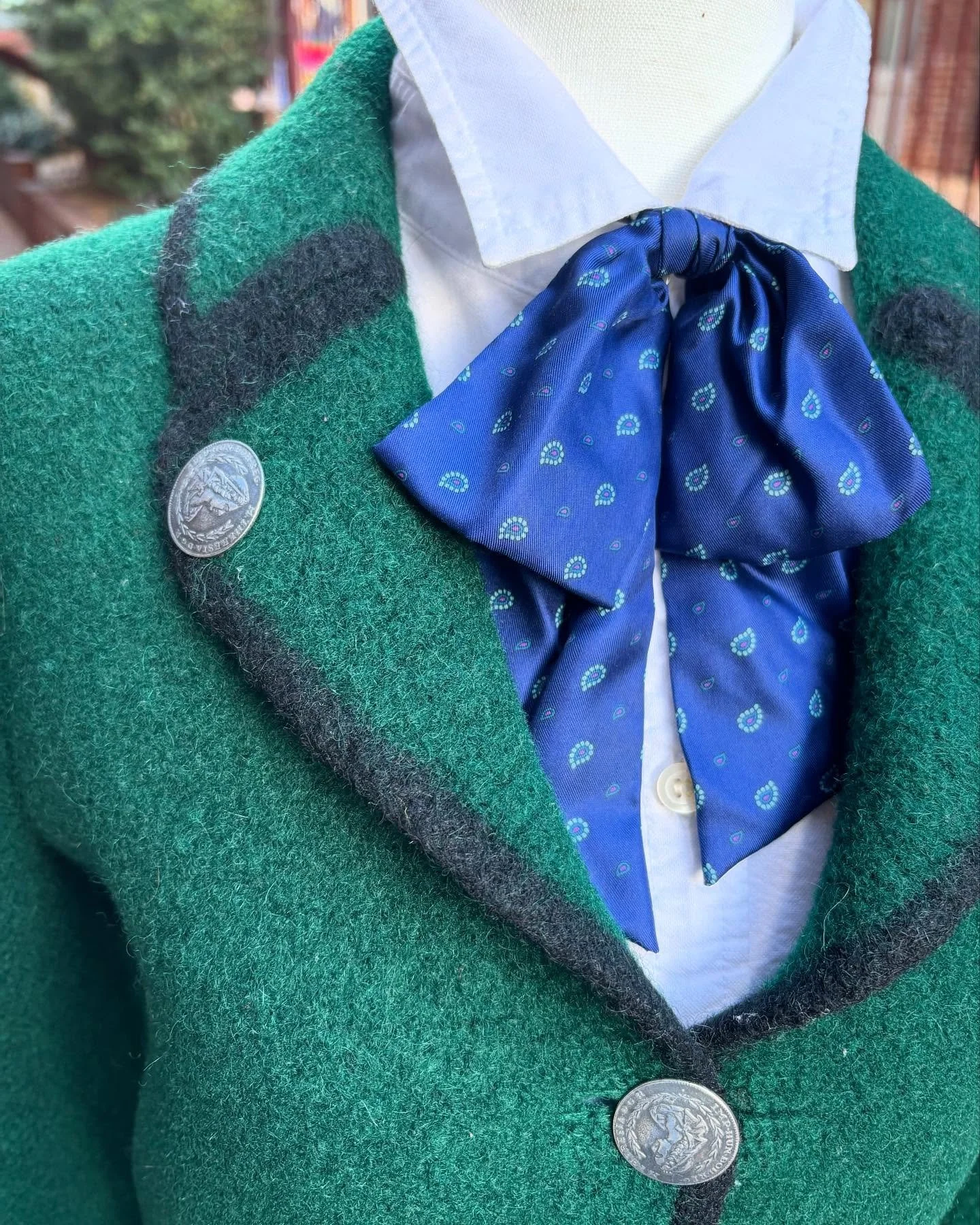 📚🌲Preppy winter academia vibes in 1970s Austrian boiled wool jacket, silk collar pin &amp; wool plaid pencil skirt &hearts;️ All fabulous pieces to mix into your capsule wardrobe, and obviously you must have at least one white cotton collared shirt