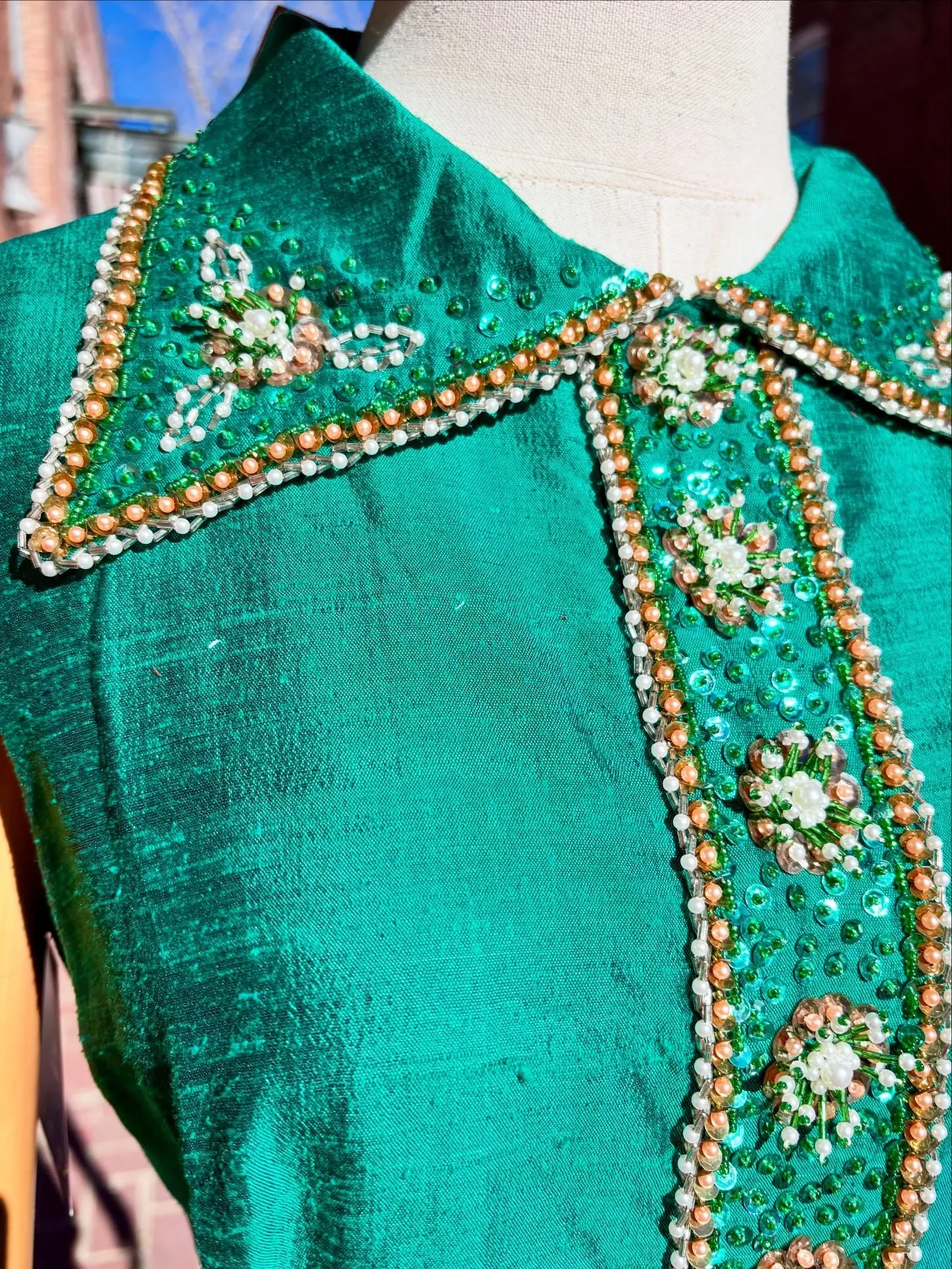 ✨🎄Stunning 1950s Emerald Green Silk Pants &amp; Tunic Set 🎄✨Incredible Beaded Details!🎄✨ The Perfect Statement Piece for Any Formal Event! 
..
Wear together and as separates &hearts;️
.
.
.
🎄28/29&rdquo;W 
💛$300 
.
.
..
..
..
#blacktieevent #195