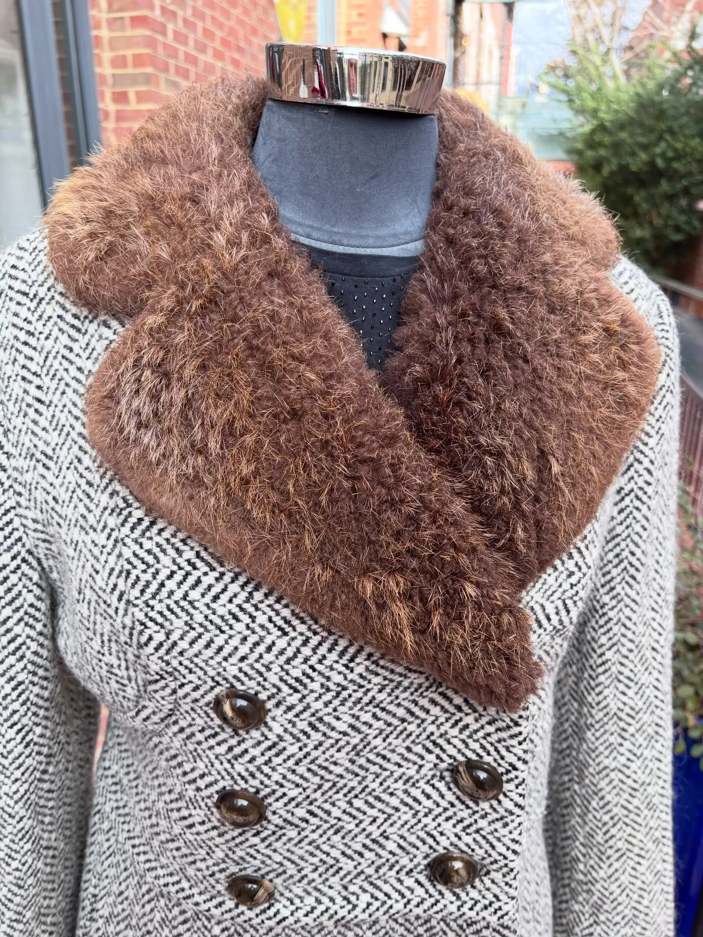 🩶🧣This 1960s BT Everking Tweed Coat with a Brown Fur Collar is so perfect for keeping warm this season🧣🩶
..
🩶Made in Austria🩶
Medium
$150
..
..
..
..
#vintagefashion #wooljacket #1960svintage #woolcoat #furcoat truevintage vintagefashion academ