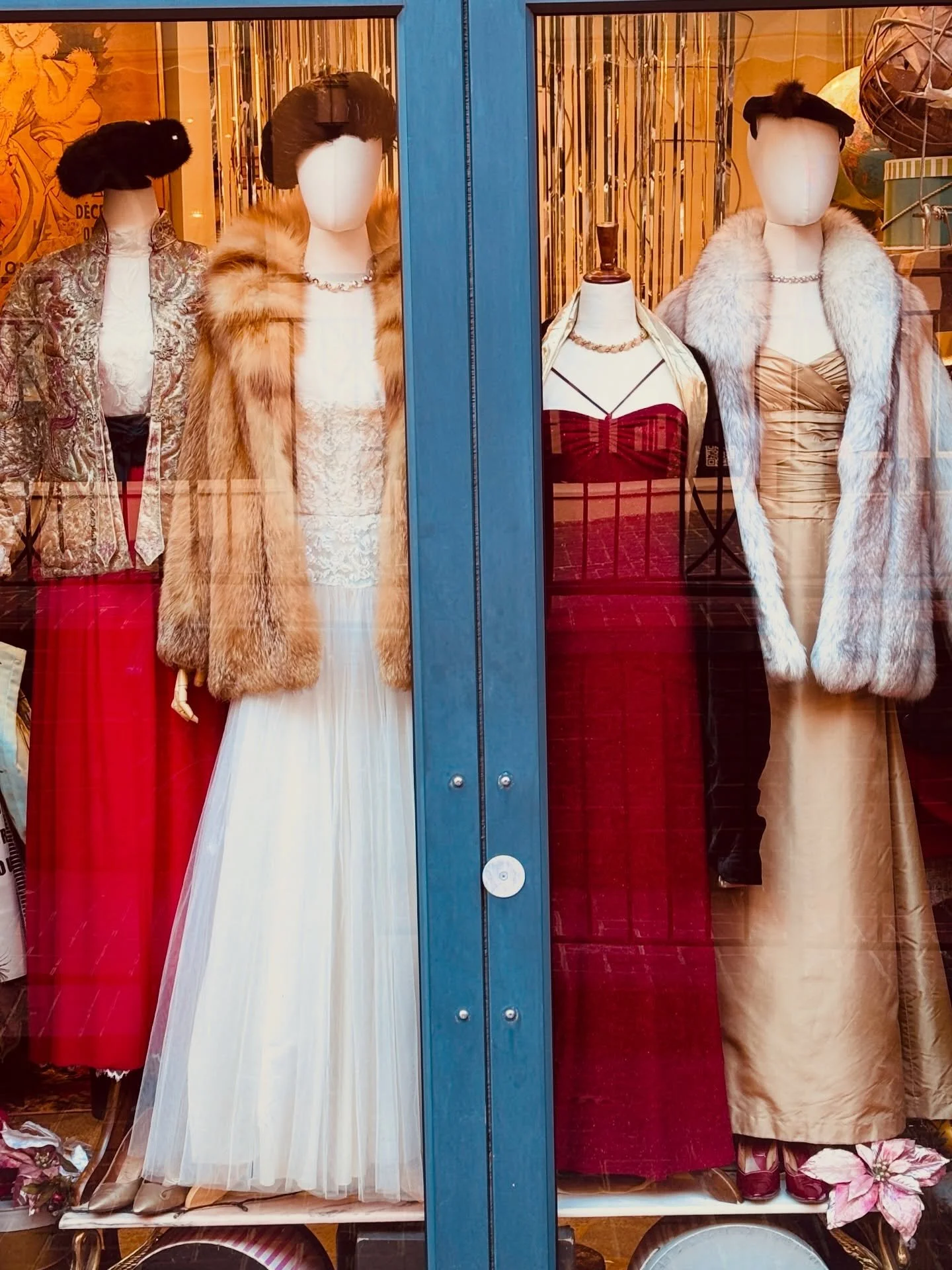 🎁🎄💋This Weeks Windiw Refresh 💋🎄🎁
..
..
..
..
#vintagefur #blacktie #shopvintage #vintageshop #fashion 
..
Vintage fashion 
Charlottesville shopping 
Blacktie Dress 
New Year&rsquo;s Eve dress 
Shopping vintage 
Vintage for sale