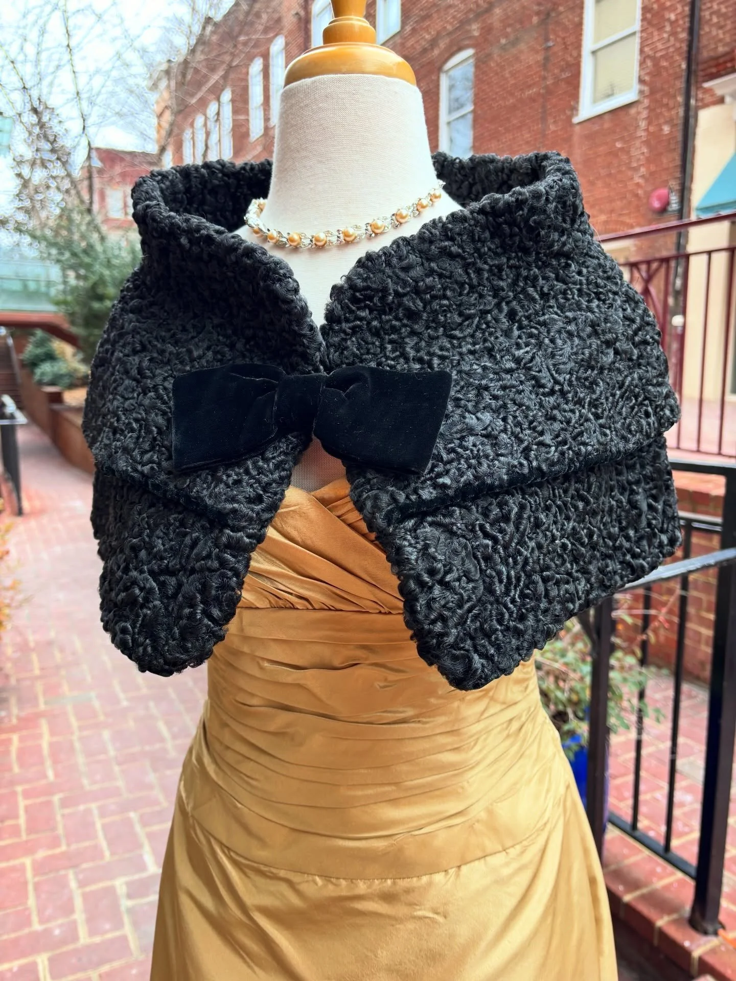 🥂🌟In love with this Designer Rickie Freeman Silk Champagne Gown with gorgeous pleating, perfect in the new year 🌟🥂
..
🥂$188
..
..
..
#designervintage #vintagedress #vintagedressesforsale #designerdress #vintageshop