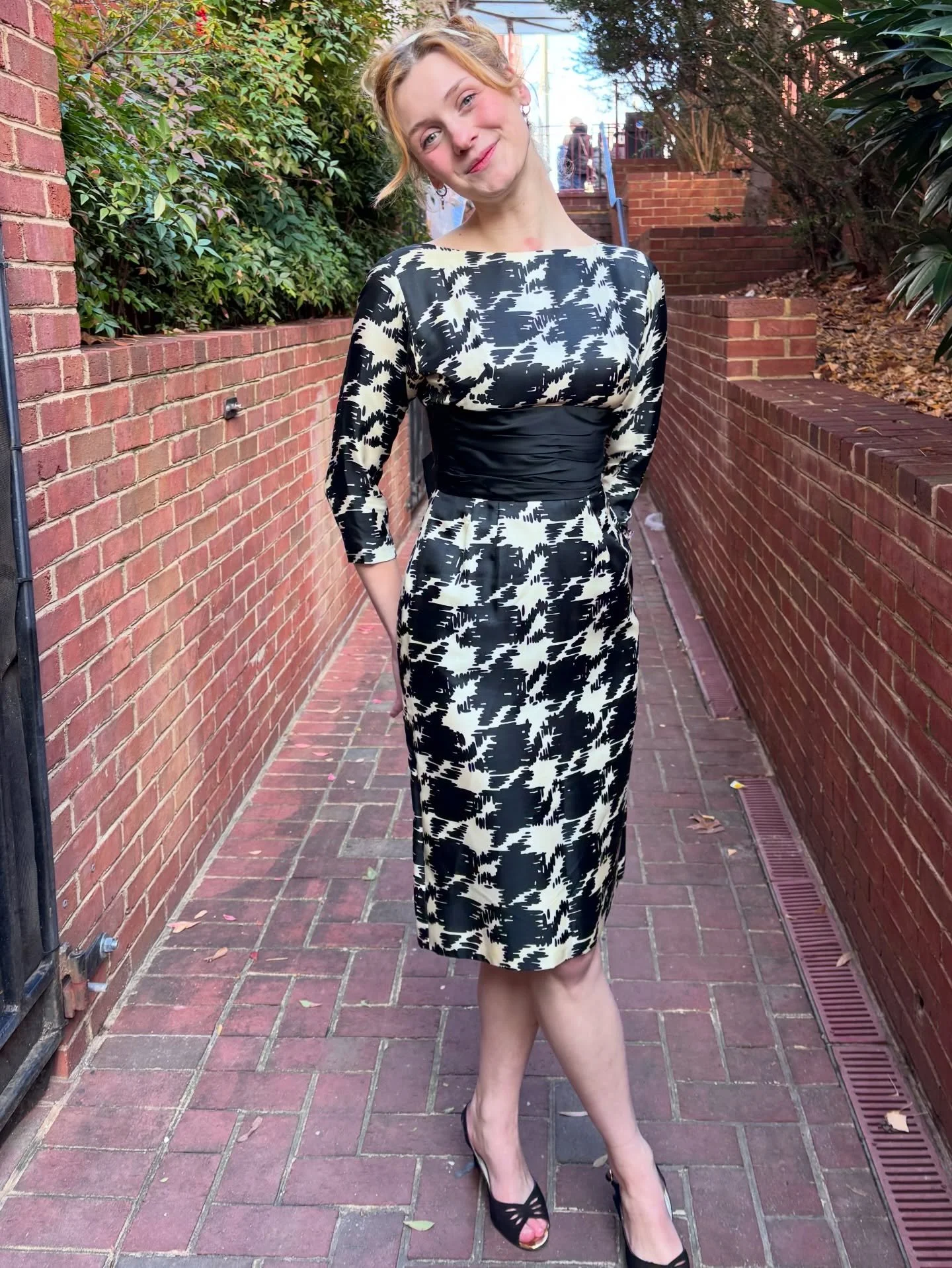 🖤Obsessed with this 1950s Silk Dress with a Houndstooth-esq pattern and a Plunge Back🖤
..
..
🖤24&rdquo; Waist
🖤$85 
..
..
..
#vintagedress #1950sdress #vintageforsale #vintageshop #vintagedressesforsale