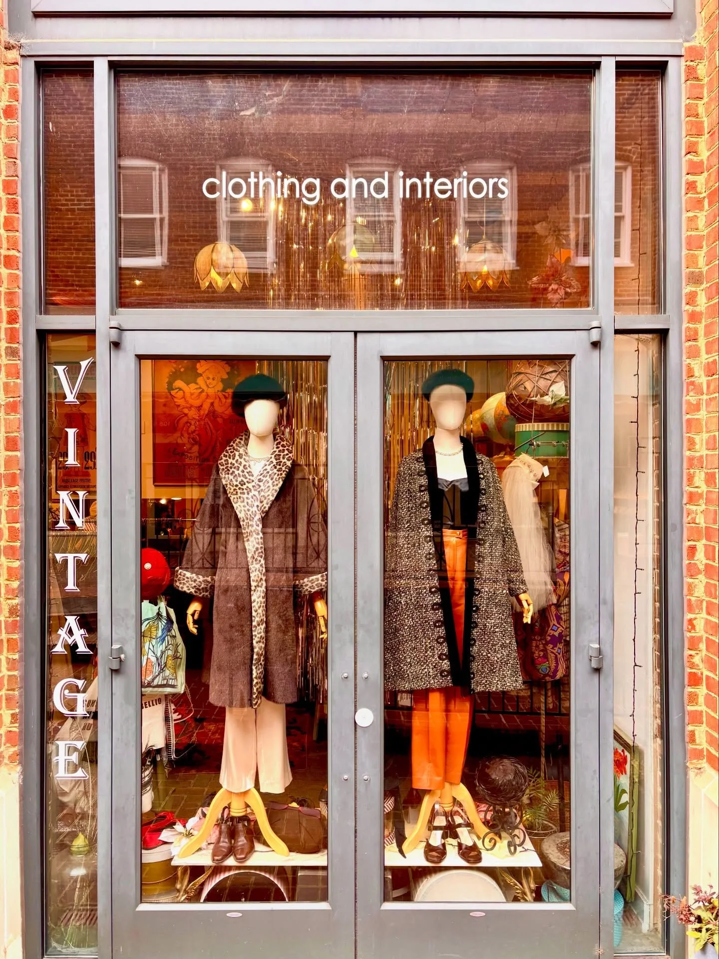 🪵🍊🎬This Week&rsquo;s Window Refresh🎬🍊🪵
..
..
#january #vintagestyle #vintagecoat #vintageforsale #truevintage 
..
Charlottesville Vintage Shop
Vintage for Sale
True Vintage 
Vintage Coat