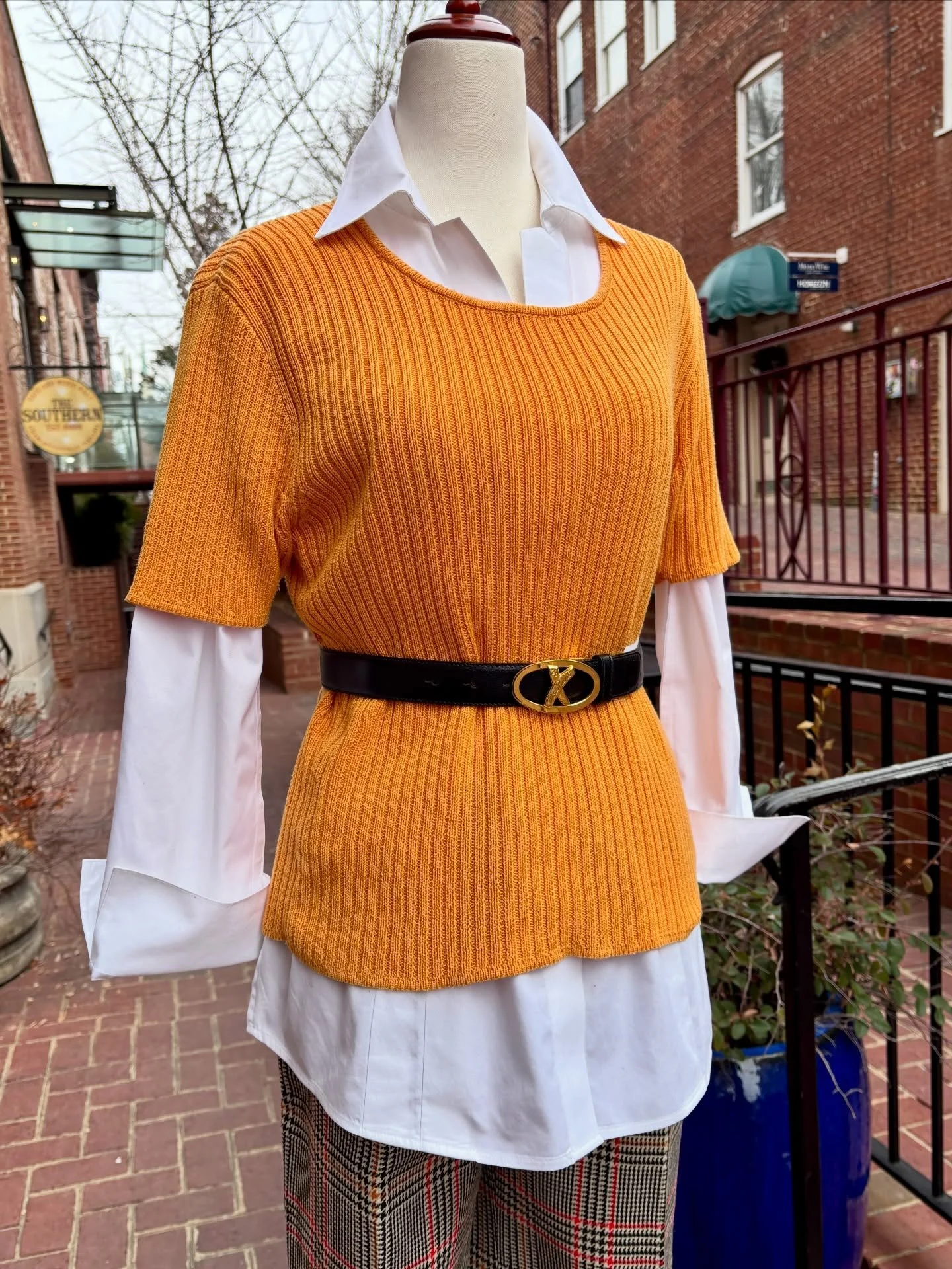 ⭐️🦢🐞Starting the New Year Right with a Mixed Decade Look! Pairing this 90s Knit Top with 70s Houndstooth Wide Leg Pants and a Paloma Picasso Italian Leather Belt!🐞🦢⭐️ 
..
Featuring 1980s MUI MUI Oblong Silk Chiffon Scarf 🪁
..
..
🏷️Shirt: Size S