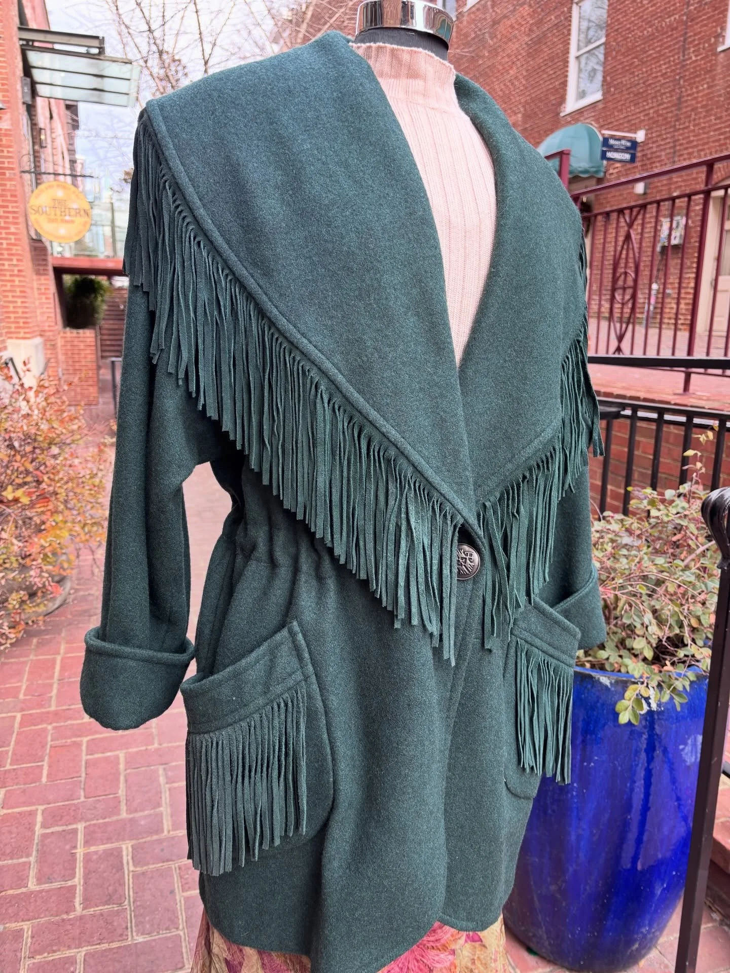 🌲🍸this fabulous 1980s wool and suede fringe coat sold from the stories but was so so good! And even better in person, I just had to share it 🍸🌲
..
Sold from the daily stories &hearts;️
DM to claim things and get first dibs on what&rsquo;s going o
