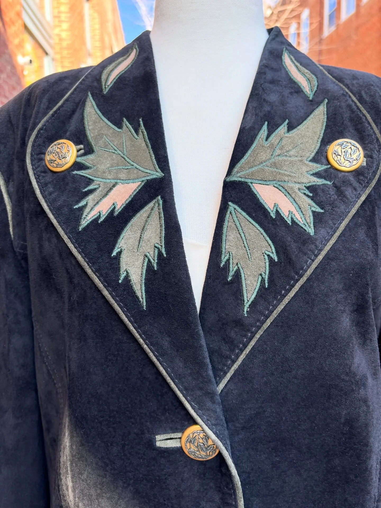 &spades;️🐍1980s black suede crop fit jacket w. green and beige suede appliqu&eacute; and pipe trim ✨🐍✨ Ornate gold buttons, and modest gather shoulder, true 80s style 🐍&spades;️ 
.
🏷️medium-large 
🖤 $185
📫$10 shipping 
..
..
..
..
#vintageleath