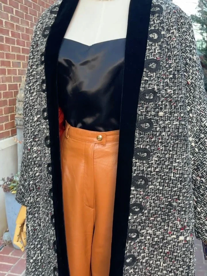 &spades;️&hearts;️&spades;️1960s Lilli Ann
..
Woven Black &amp; White w. Red Fleck, Wool Swing Coat w. Velvet Trim &spades;️&hearts;️&spades;️ Bright Orange Lining, This is a Good One! 
..
&hearts;️ I mean, I&rsquo;ve never really come across a Lilli