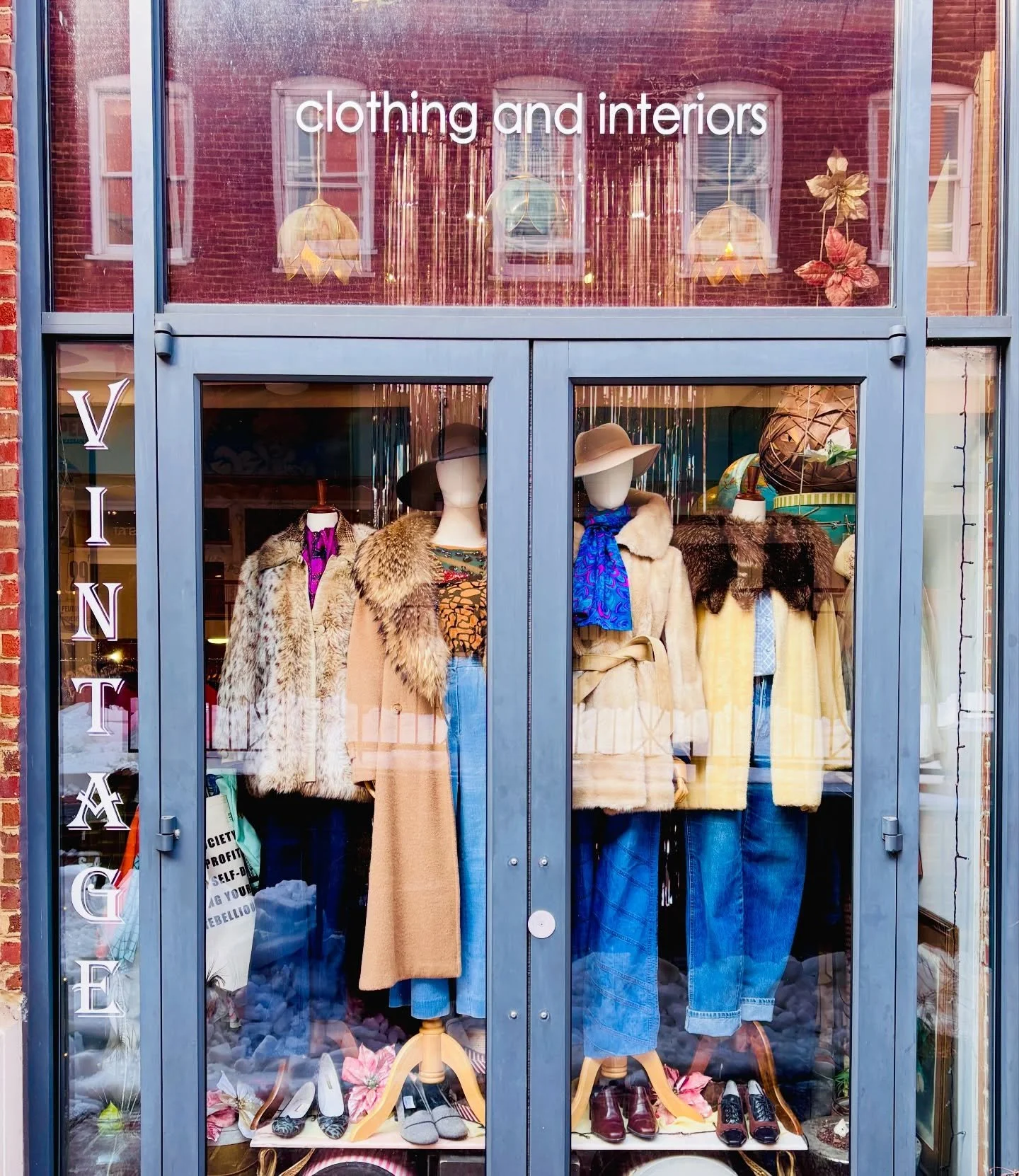 🦝🪩🦝This Week&rsquo;s Window Refresh 🦝🪩🦝
..
..
..
#lilliann #vintagecoat #billblass #vintageforsale #vintageshoponline 
True vintage for sale
Buy vintage 
Charlottesville shopping
Vintage fashion 
Shop online for vintage clothes