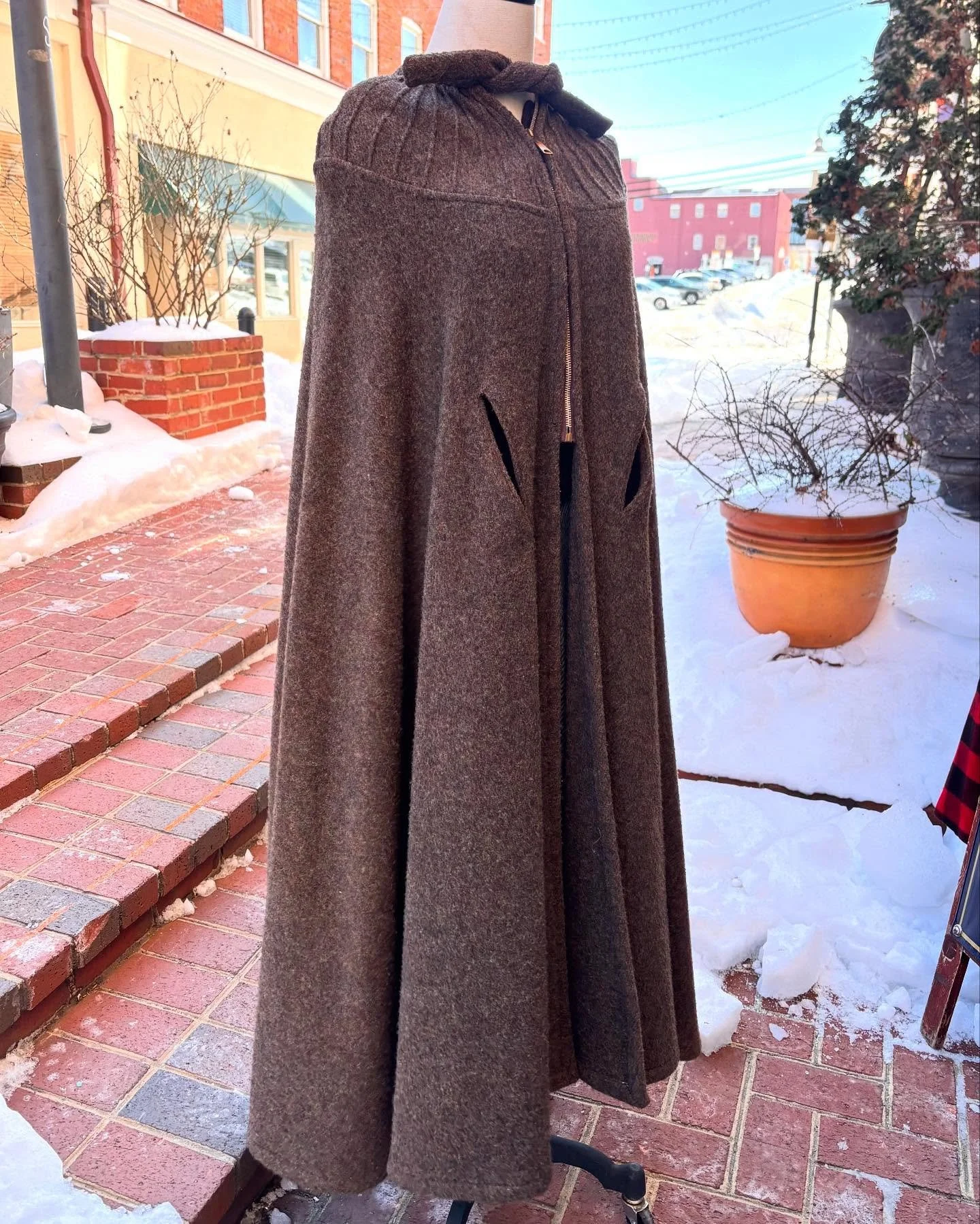 🏜️🍂1970s LUBA By designer Lubov Rudenko 🤎 Wool cape coat with chunky metal zipper and slit arm holes, lots of sweep and detailed stitching across top 🍂🏜️
..
🏷️ shoulders best for small. $220
..
.,
..
..
#rarevintage #woolcape #vintagecape #vint