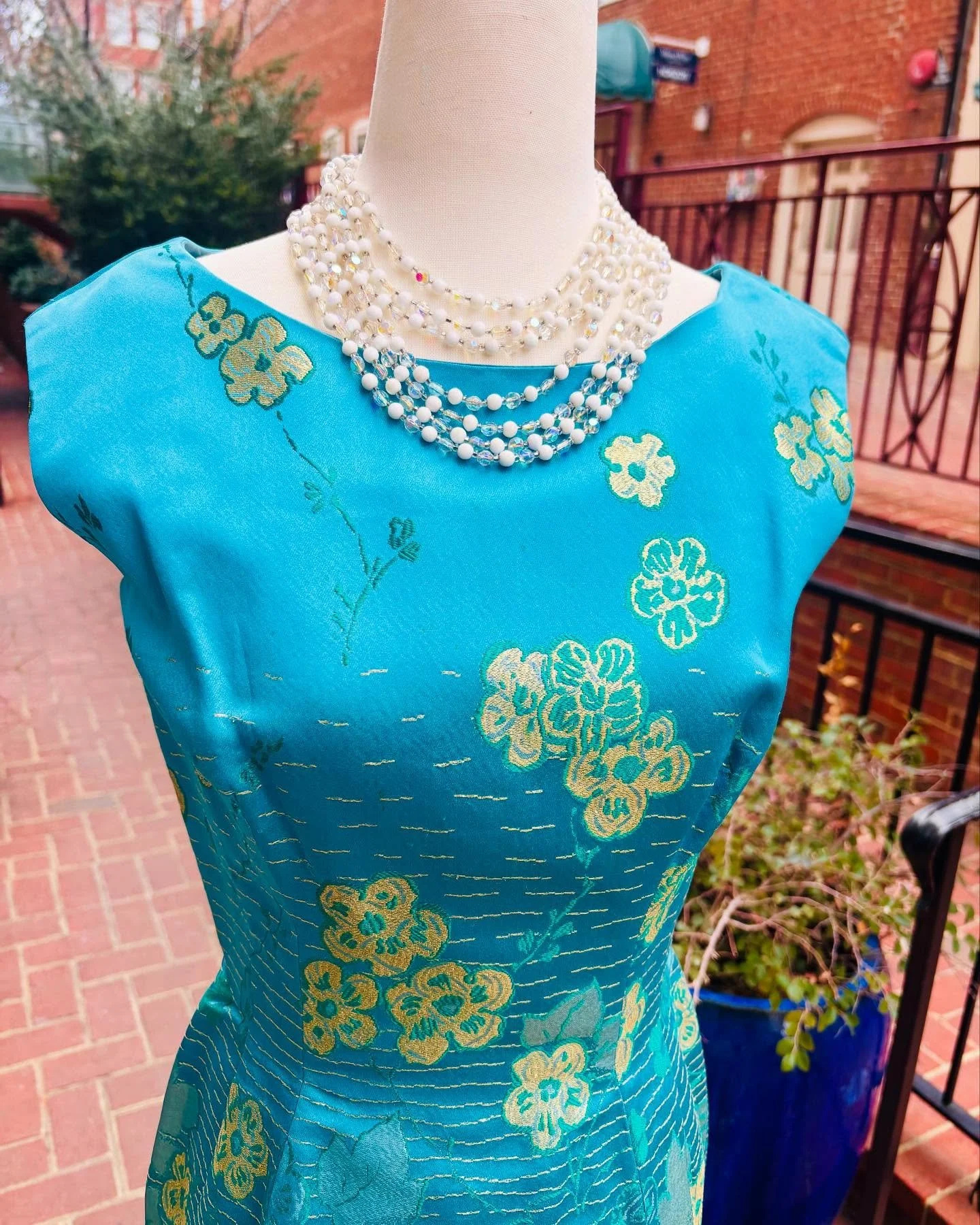 🍸🦋 1950s Lord &amp; Taylor &hearts;️
..
Peacock blue &amp; metallic gold silk cap sleeve dress 🍸🦋🍸The color is even more stunning in person! And the fit is flattering and sexy, with metal zip closure 🍸🦋
Perfect for that cocktail party, wedding