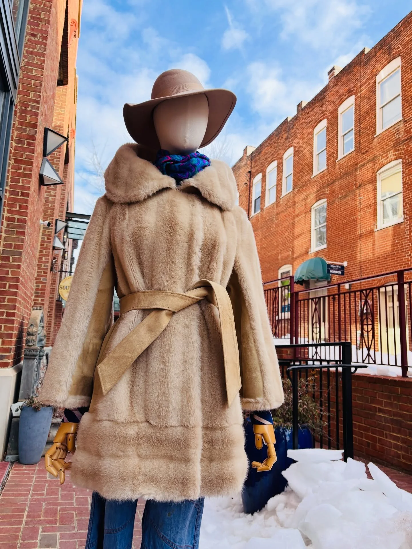 🕊️❄️🕊️ vintage 1960s Lilli Ann swoon worthy faux fur. &hearts;️Beautiful condition, with an oversized collar to style up or down &amp; cinch tie waist 🕊️❄️🕊️
..
🏷️ Sold today
..
..
..
.,
#modfashion #1960svintage #buyvintage #shopvintage 
#vinta