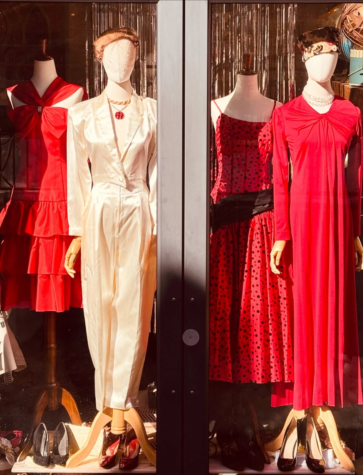 💋✨This Week&rsquo;s Window Refresh ✨&hearts;️ 
..
..
..
..

#normakamali #designervintage #rehersaldinner #wedding #1980svintage 
Norma Kamali 
Shop vintage clothes buy vintage 
Charlottesville shopping 
Vintage clothes for sale 

1980s Valentines