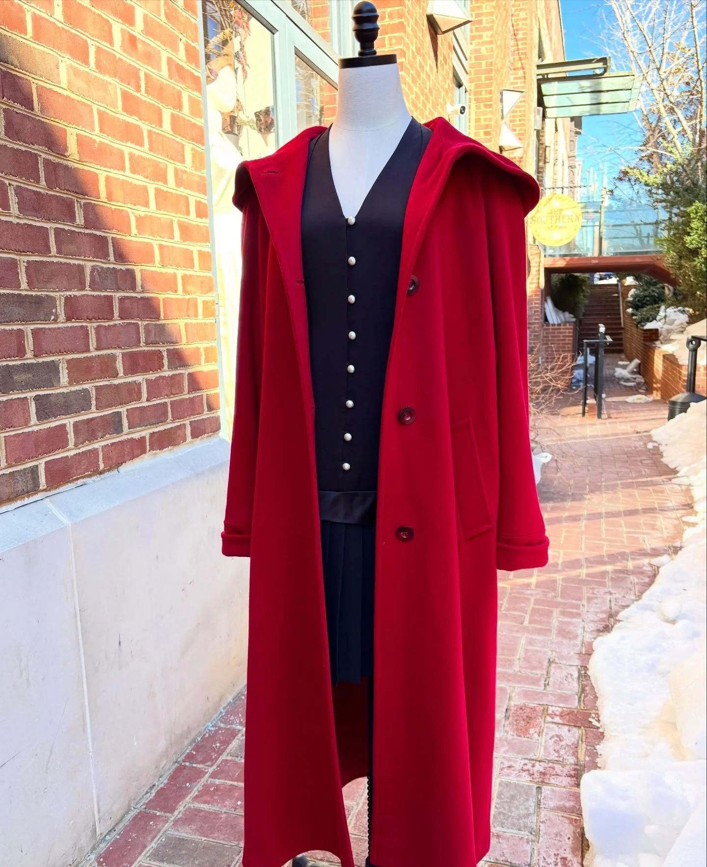 👠✨💋 head over heels for this 80s Forecaster of Boston full length red wool coat with hood 👠✨💋

$110 🩰

Perfect for Valentine&rsquo;s Day!! ❣️💘🌹

#vintage #vintagecoat #valentinesday #vintagefashion #vintageshop