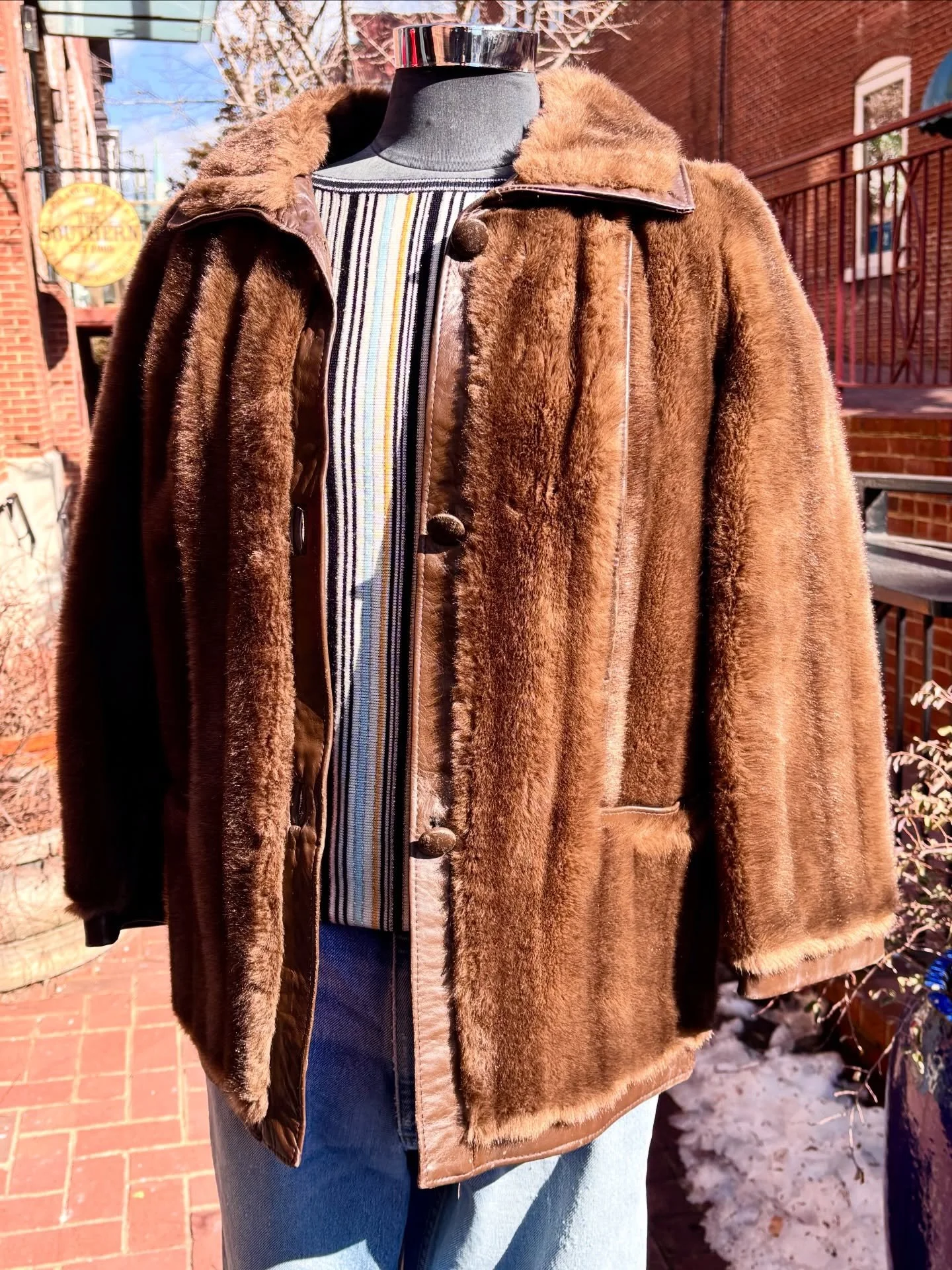 🤎🧳🐻 70s Lilli Ann faux fur coat 🐻🧳🤎

✨ made in England, leather buttons, size large ✨

⚡️$155 ⚡️

the perfect addition to your winter wardrobe 🖤

📬 $12

#vintage #vintagecoat #vintagefur #70scoat #vintagecoat
