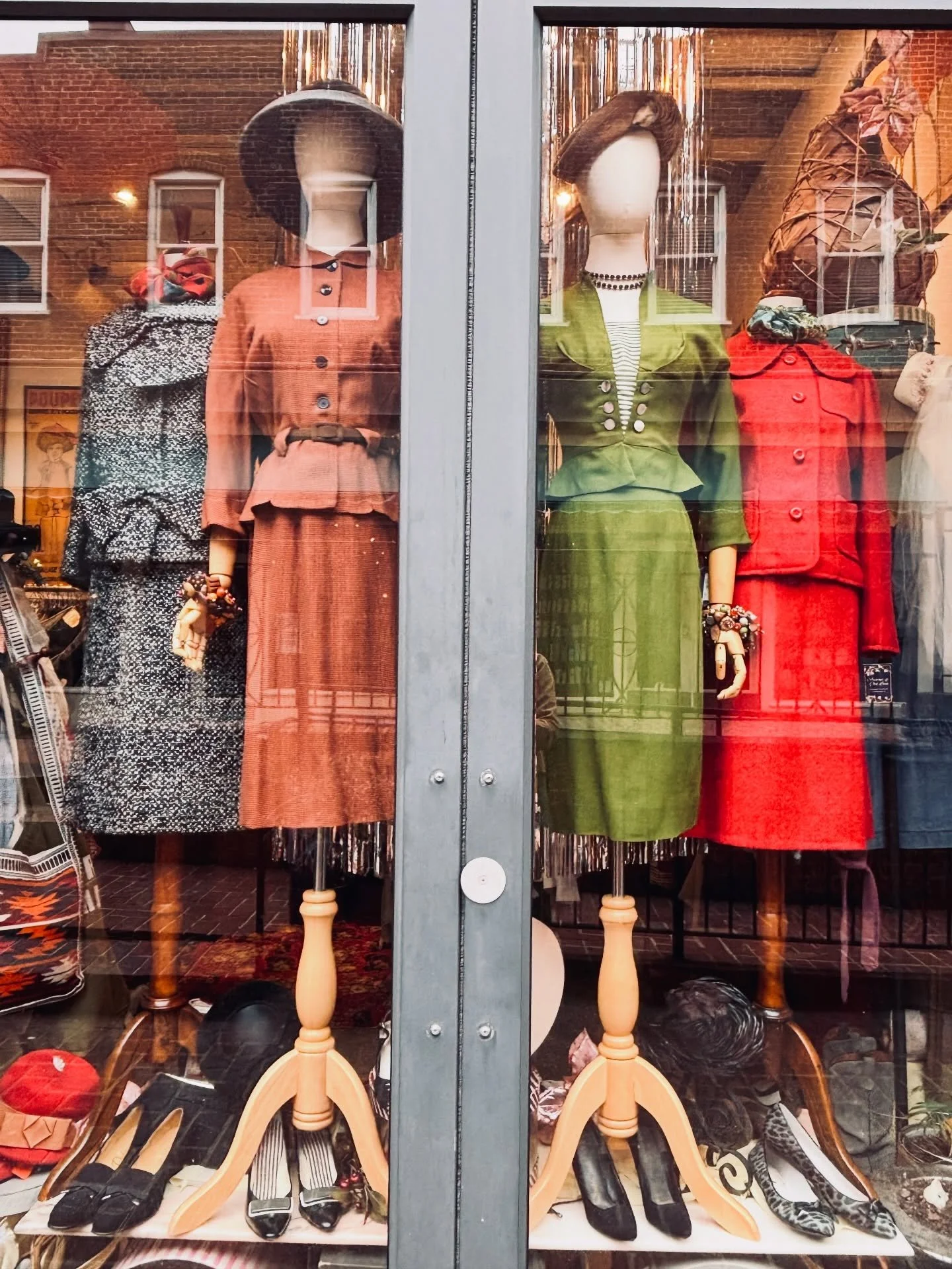 🧳💫💋This Weeks Window Refresh 💋💫🧳
..
..
..
..
..
#1950sfashion #vintagefashion #vintageshopping #shopvintage #1950svintage 
Charlottesville vintage shopping 
True vintage shop
Buy vintage online
