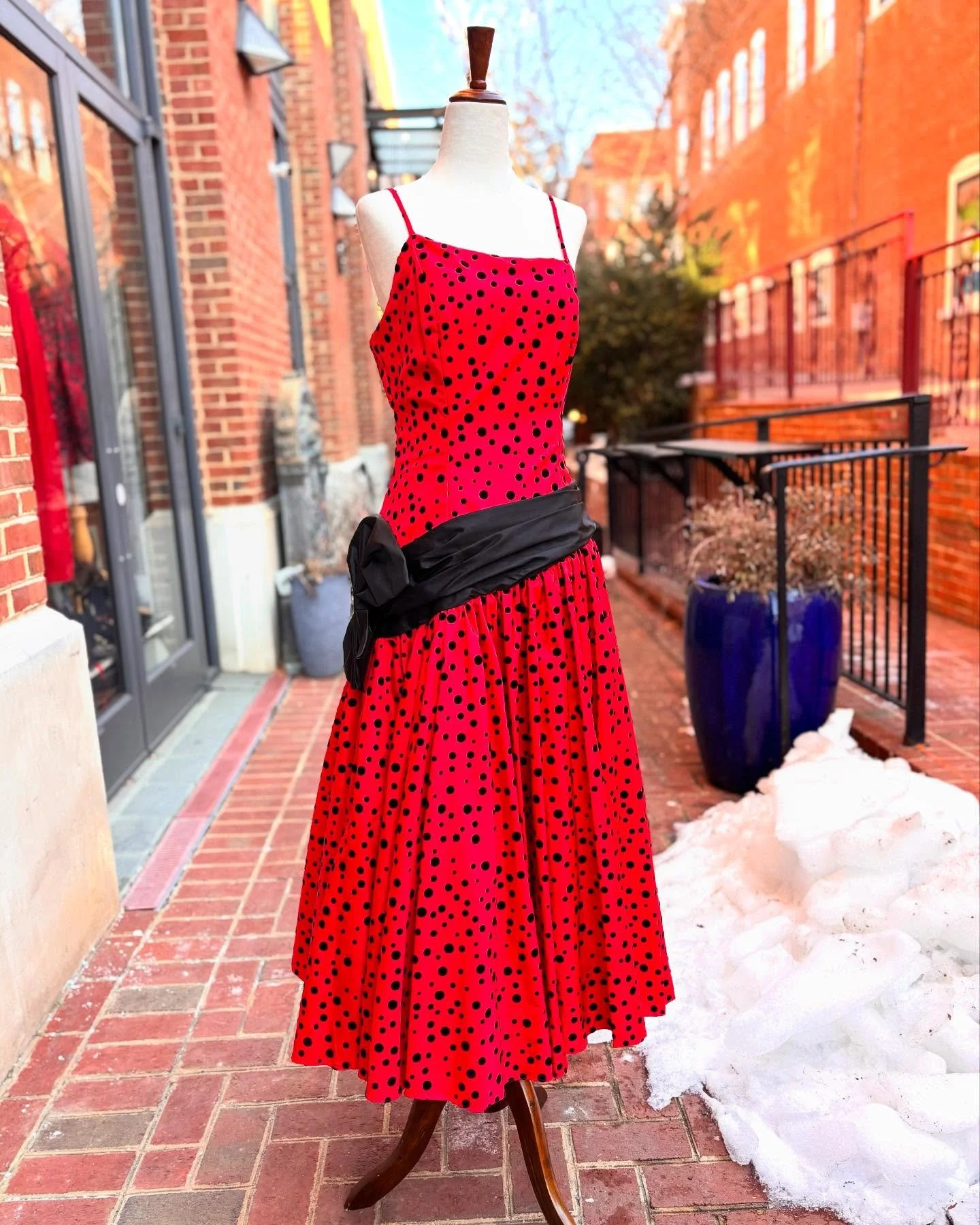 💃🏻&hearts;️A shop favorite! The most fun red polka dot party dress! Black velvety polka dots with oversized taffeta bow &hearts;️
Union made, early 1980s party dress, self crinoline and a nice full sweep. Perfrct for all the of twirls and spins &he
