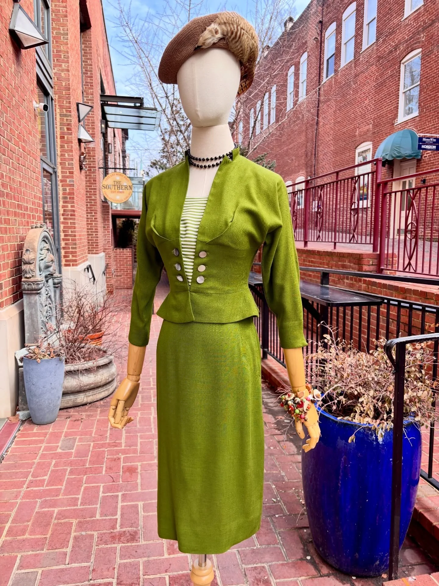 🌷🦢🌱1950s Harry S. Epstein New York Mossy Green  Skirt Suit! Classy Art Deco Stripes! Perfect for Spring🌱🦢🌷
..
..
🏷️ 24&rdquo;W, $65
..
..
..
..
#vintage #vintagefashion #1950sfashion #skirtsuit #buyvintagesavetheworld 
..
..
Charlottesville Vi