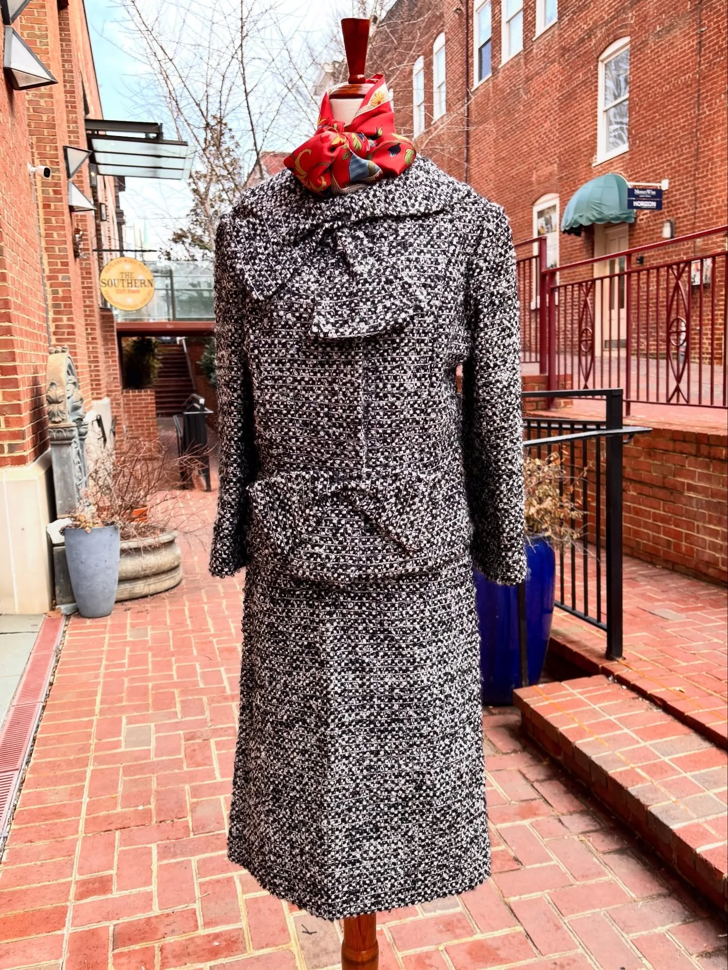 🖤🔘1940s Jose de Lema black &amp; white nubby knit wool blazer and skirt. Each piece sold separately.🔘🖤
..
🏷️ Blazer - 27&rdquo;W, $55
🏷️ Skirt - 27&rdquo;W, $39
..
..
..
..
#vintage #vintagefashion #1940sfashion #skirtsuit #buyvintagesavethewor