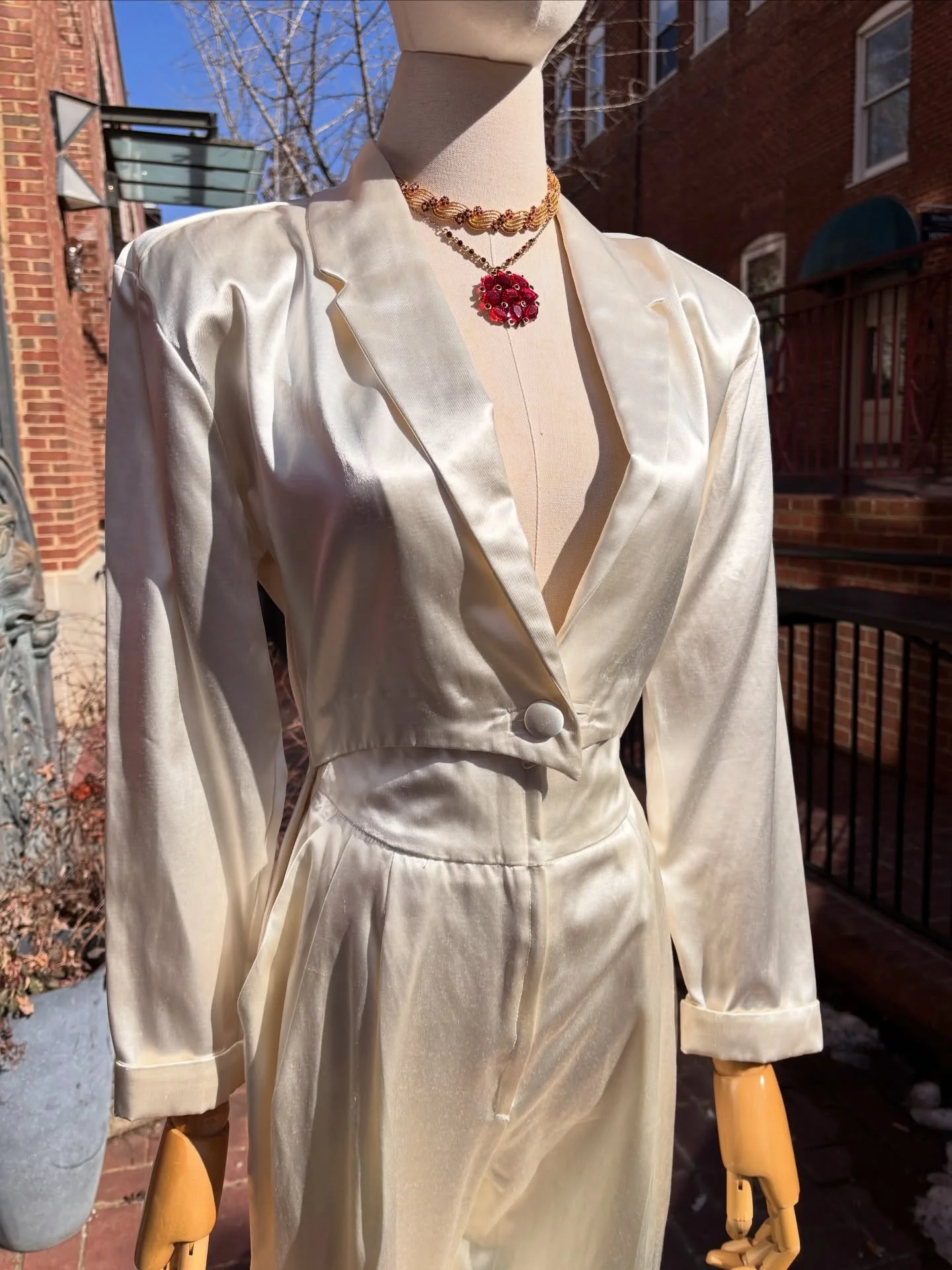 ✨🦢✨Designer Vintage, 1980s Norma Kamali White Satin Tuxedo Style Pants Suit 🤍 High Rise Tapered Leg Pants and Crop Fit Tux Jacket with Tails ✨🦢✨
..
Perfect black tie statement piece, would be an amazing look for any bridal events or for the fashio