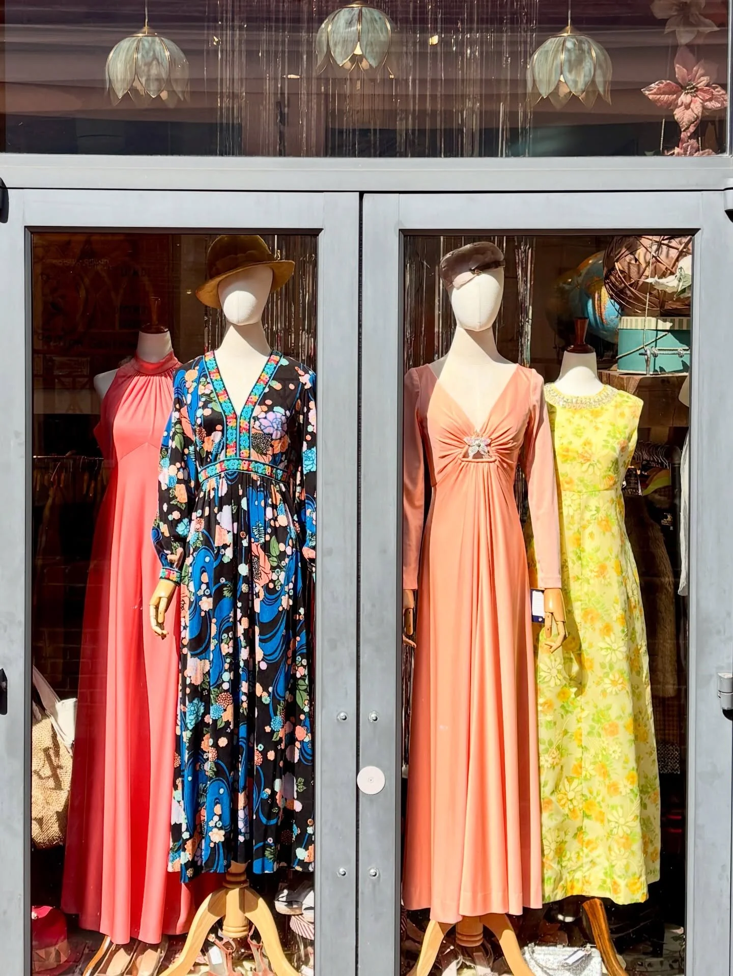 🦚✨.. This Weeks Window Refresh.. ✨🦚
..
..
..
..
..
#vintage #vintagedress #shopvintage #vintageshop #fashion
True vintage shopping 
Charlottesville shopping 
Vintage fashion