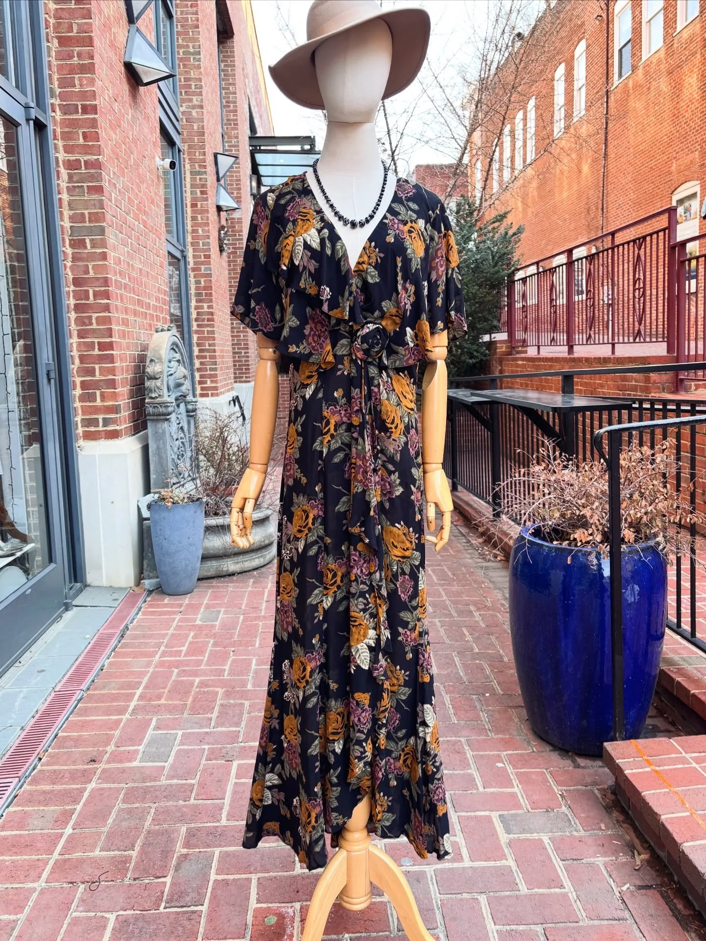 🧡🌸🌬️1980s luxe label Barbara Barbara chiffon midnight floral maxi dress. Beautiful flowy movement on a breezy spring day!🌬️🌸🧡
..
..
🏷️ Size M/L, $88
..
..
..
..
#vintagefashion #vintagedress #floraldress #chiffondress #80sdress
..
..
Charlotte