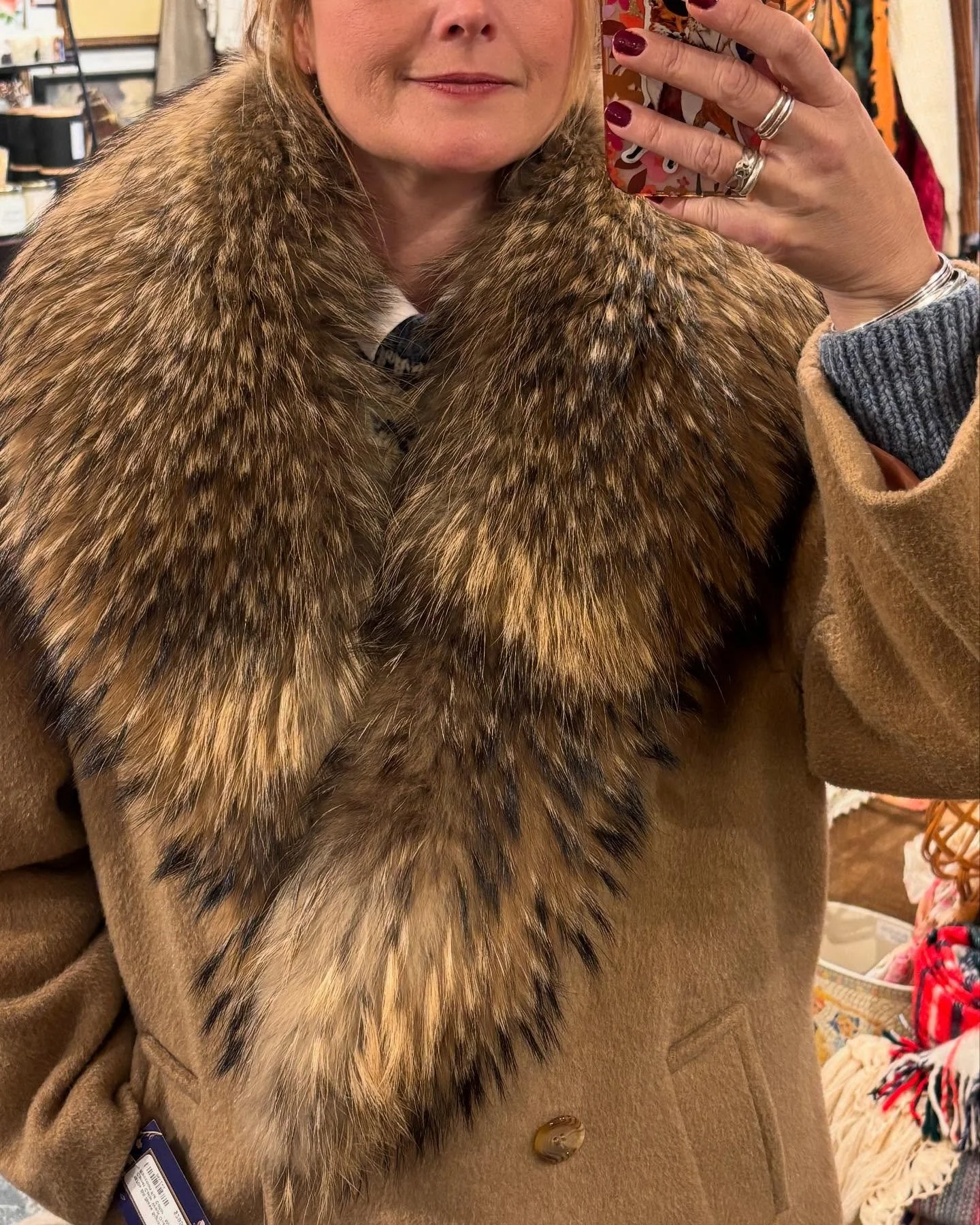 🌿👜🪐A favorite! 1970s Designer Bill Blass raccoon fur collar wool overcoat. 🌿👜🪐A coat this good, who cares that spring is on the way! &hearts;️ 
..
🏷️ shown on small manniquin or myself, a size medium-large
🏷️ $295 / this is the &ldquo;off sea