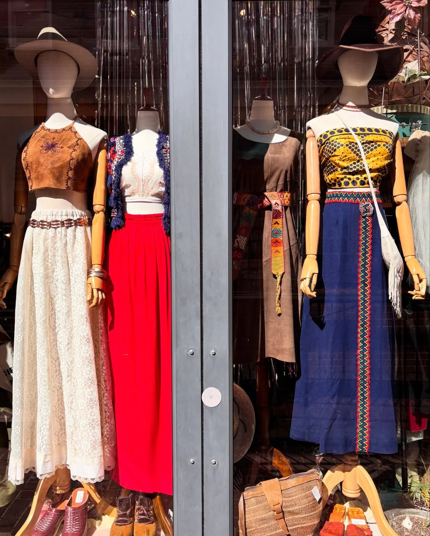 🌸✌🏼🧡This Weeks Window Refresh 🌸✌🏼🧡
..
..
..
.,
..
#festival #boho #fashion #hippie #vintage 
Festival fashion
Summer vintage 
Charlottesville vintage 
Vintage clothes for sale