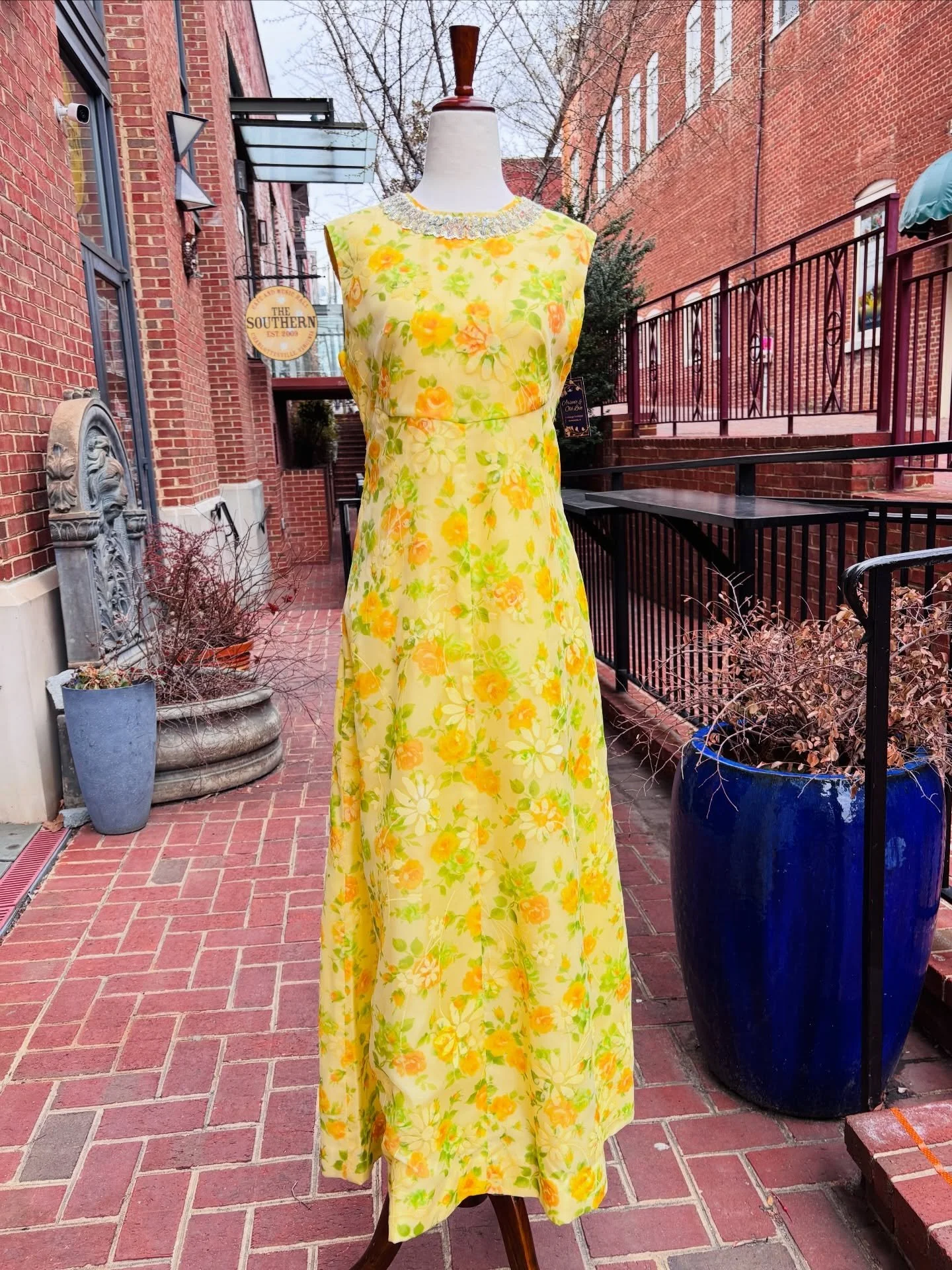 🌞🌼1960s Yellow Floral Sleeveless Empire Waist Gown. The rhinestone beaded neckline gives an elegant touch!🌼🌞
..
..
🏷️31&rdquo;W, $75
..
..
..
..
#vintage #vintagedress #1960sdress #vintagefashion #buyvintagesavetheworld 
..
Charlottesville Virgi
